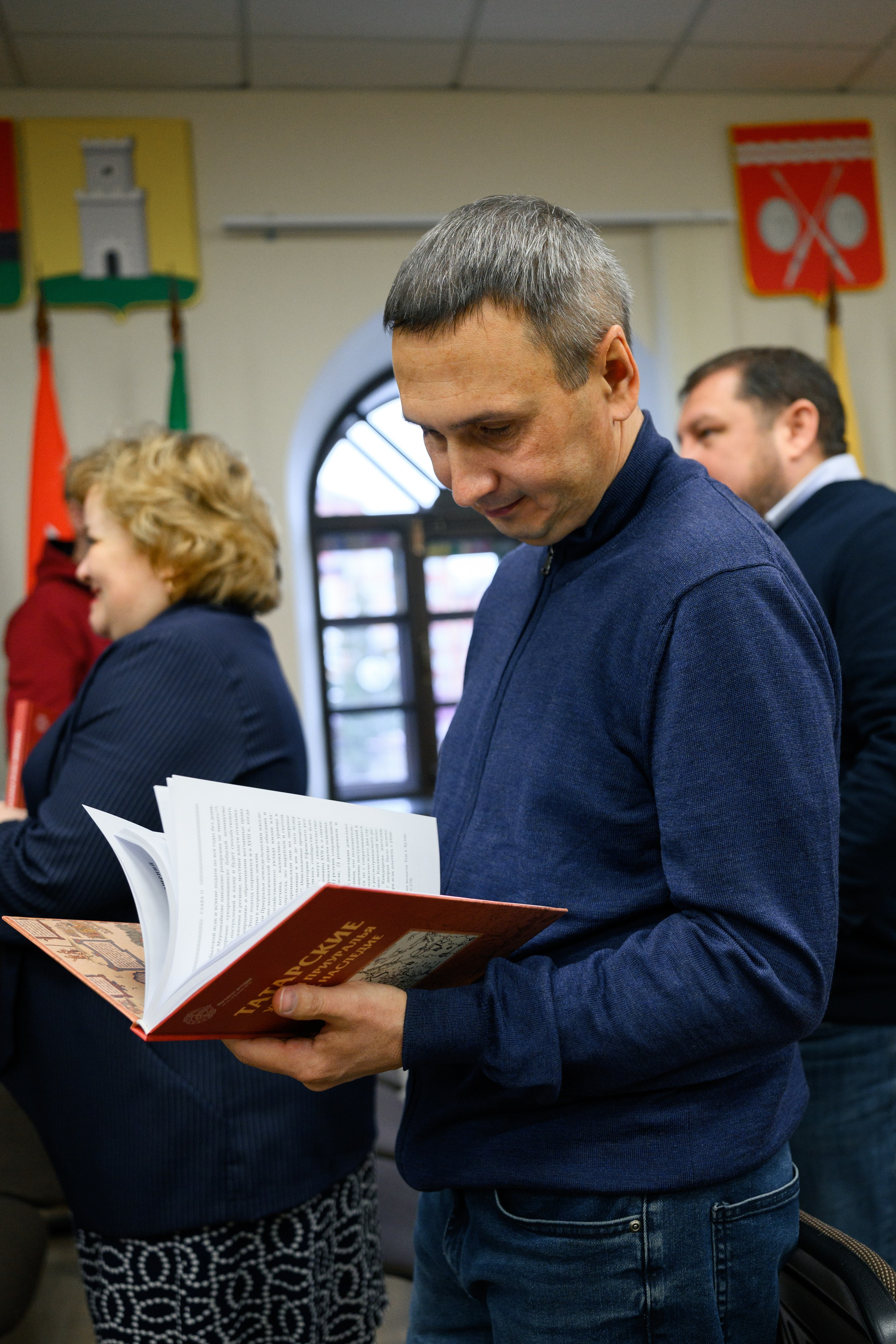 Гость с изданием «Татарские улусы Приуралья и их наследие», Казань