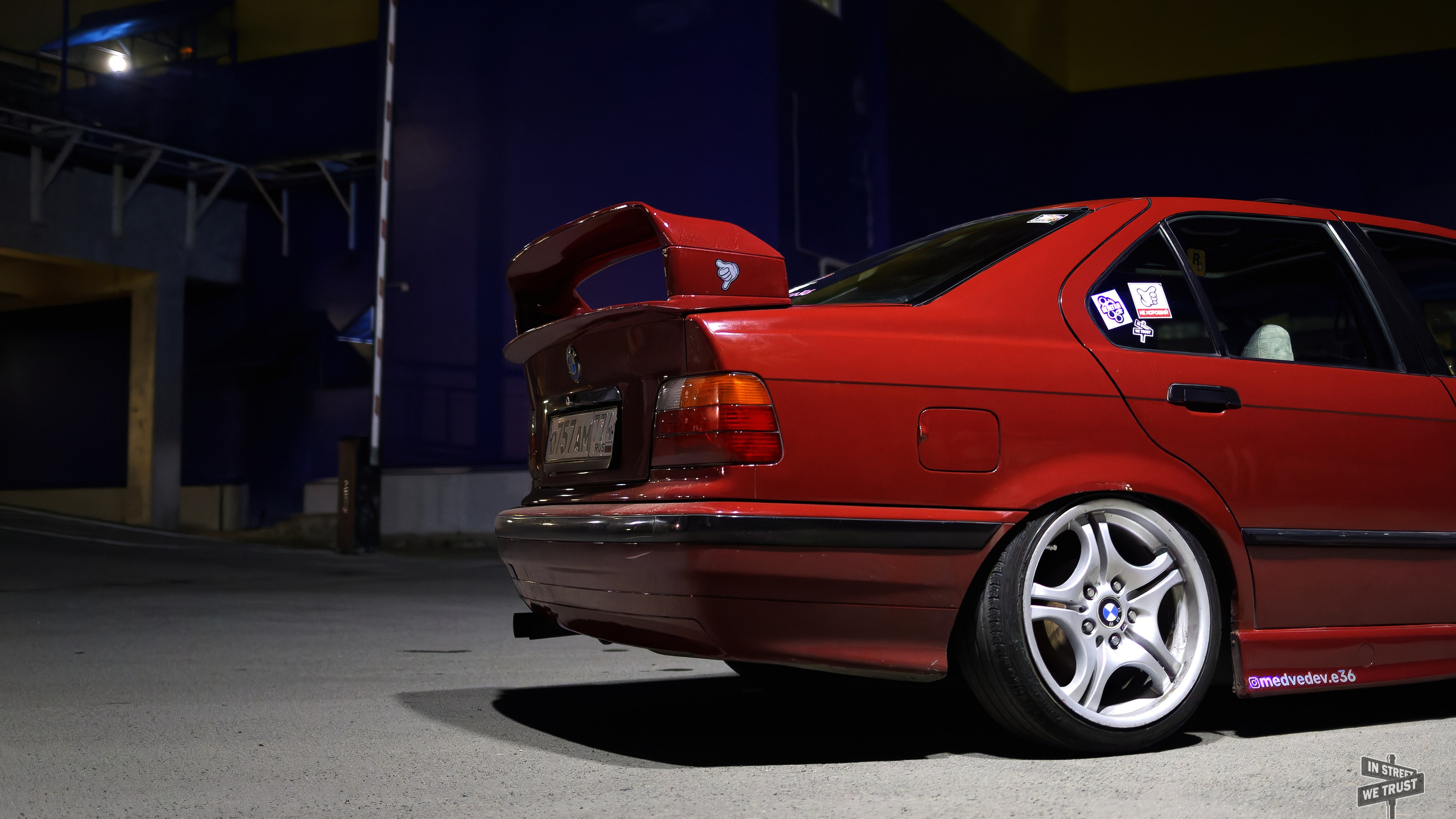 BMW E36 под уличным фонарем. IN STREET WE TRUST