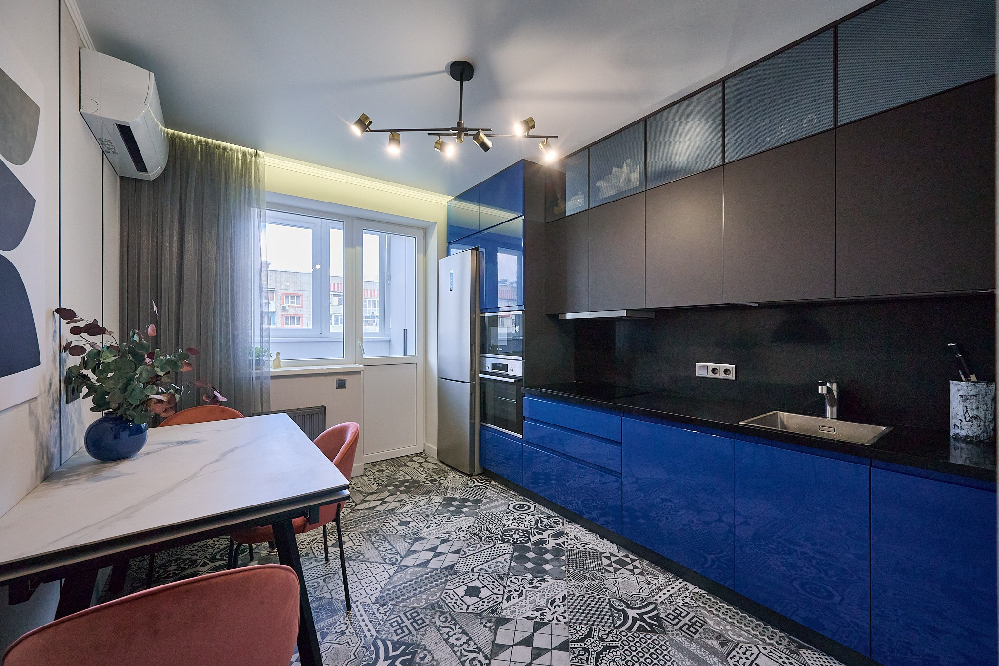 кухня кухонный белый стол с розовыми стульями  синие шкафы серые шторы 