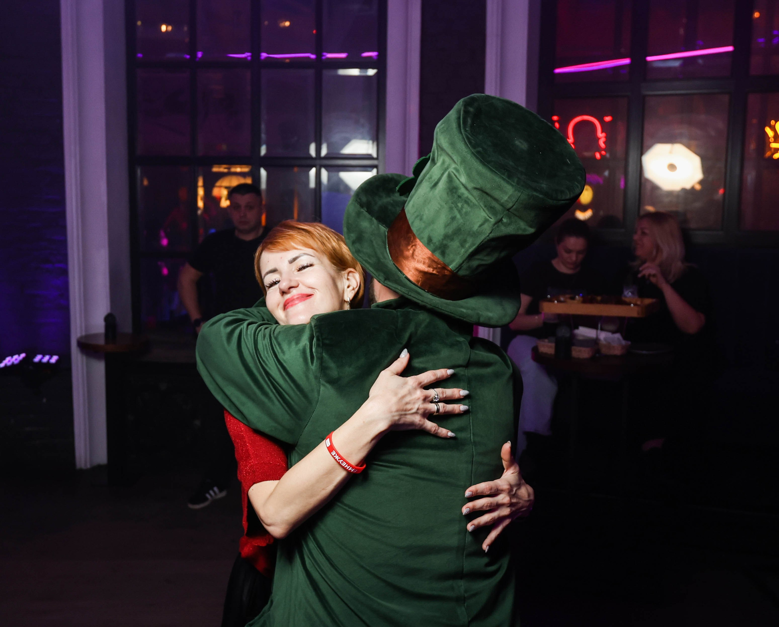 БАР РУКИ ВВЕРХ