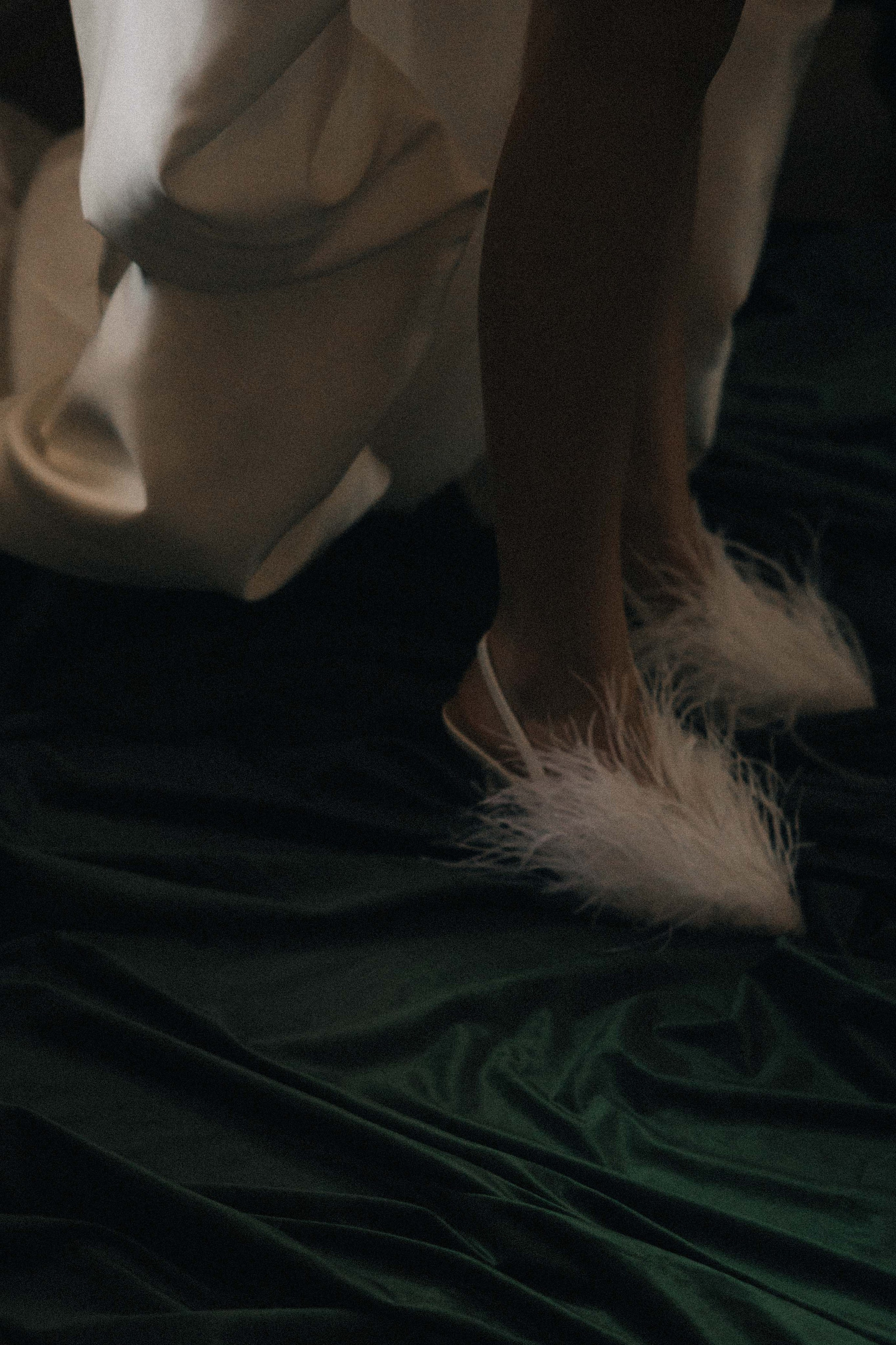 Счастливая пара позирует на свадебной фотосессии на фоне зеленой ткани в театре ,фэшн съемка ,топ 100 — свадебный фотограф Алена Межевова