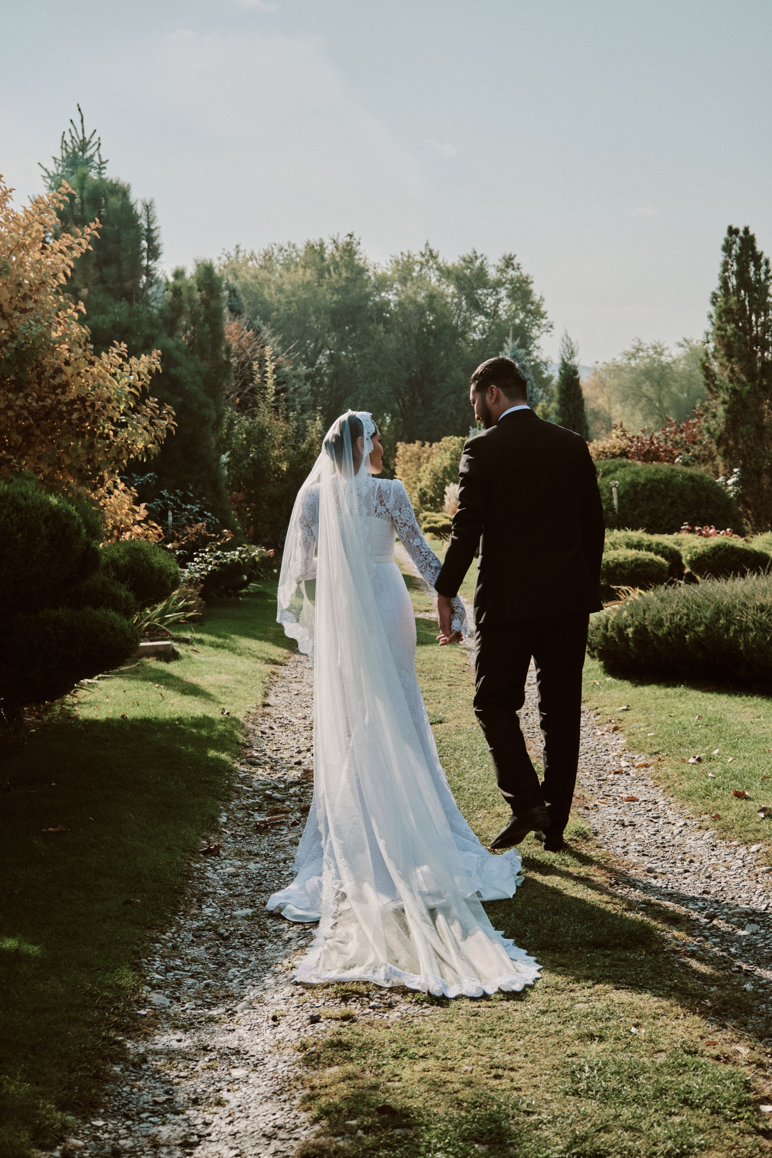 Садовая рапсодия свадебная фото прогулка в городе Алматы. Видеограф и Фотограф в Алматы и Астана