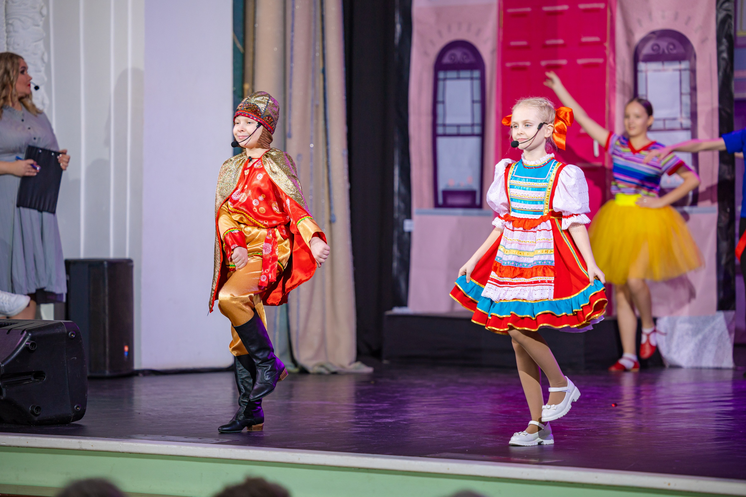 Детский творческий коллектив исполняет песню на сцене дома культуры шахтёров Кемерово