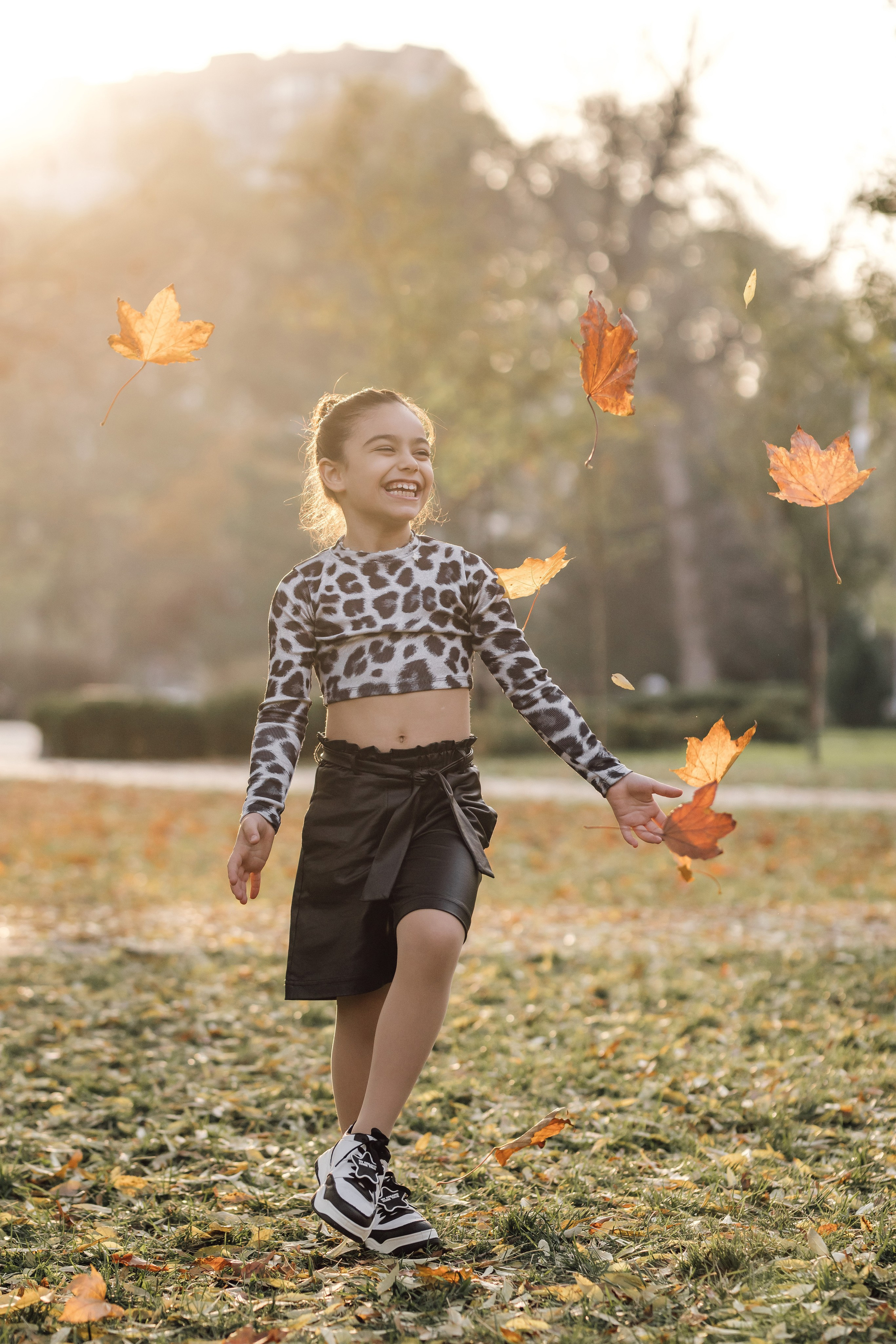 Мама и дочь, осенняя городская прогулка. Фотохудожник Наталия Кирсанова