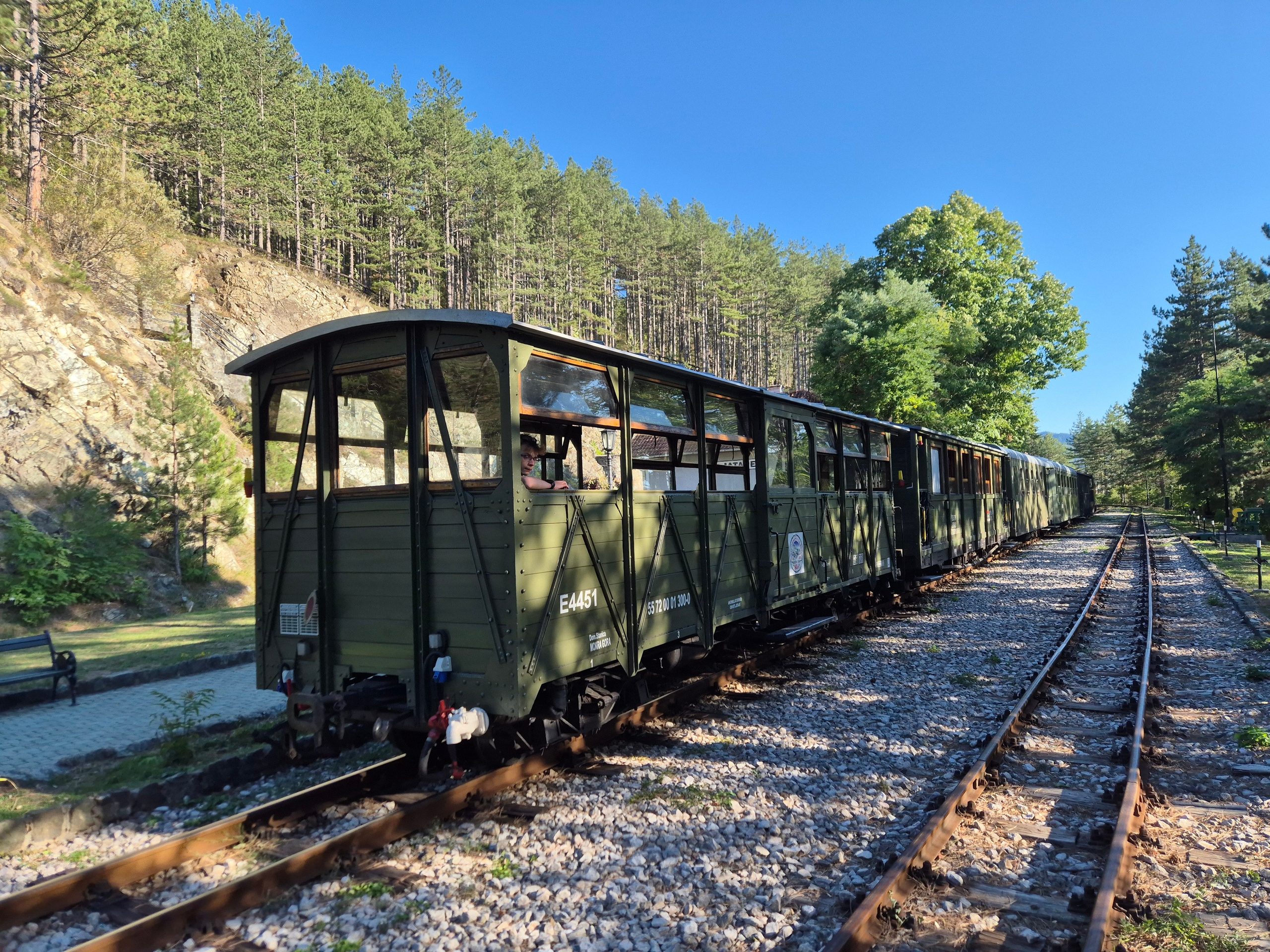 На вечерний поезд желающих было не так много, что дало возможность прокатиться во всех вагонах, поснимать в любых ракурсах без толп