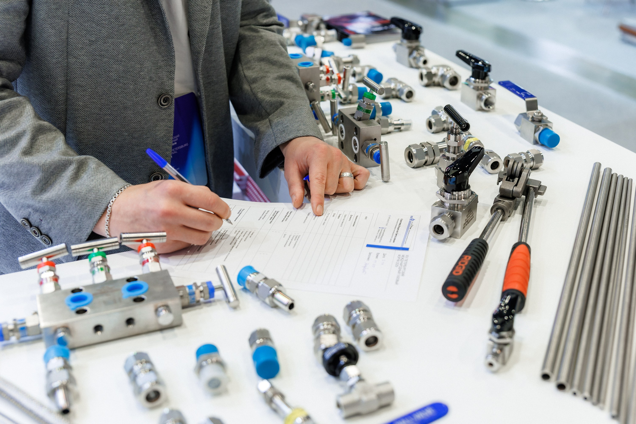 Работа стенда ROKE — Газовый Форум 2025. Репортажный фотограф в Москве Сергей Мирошников