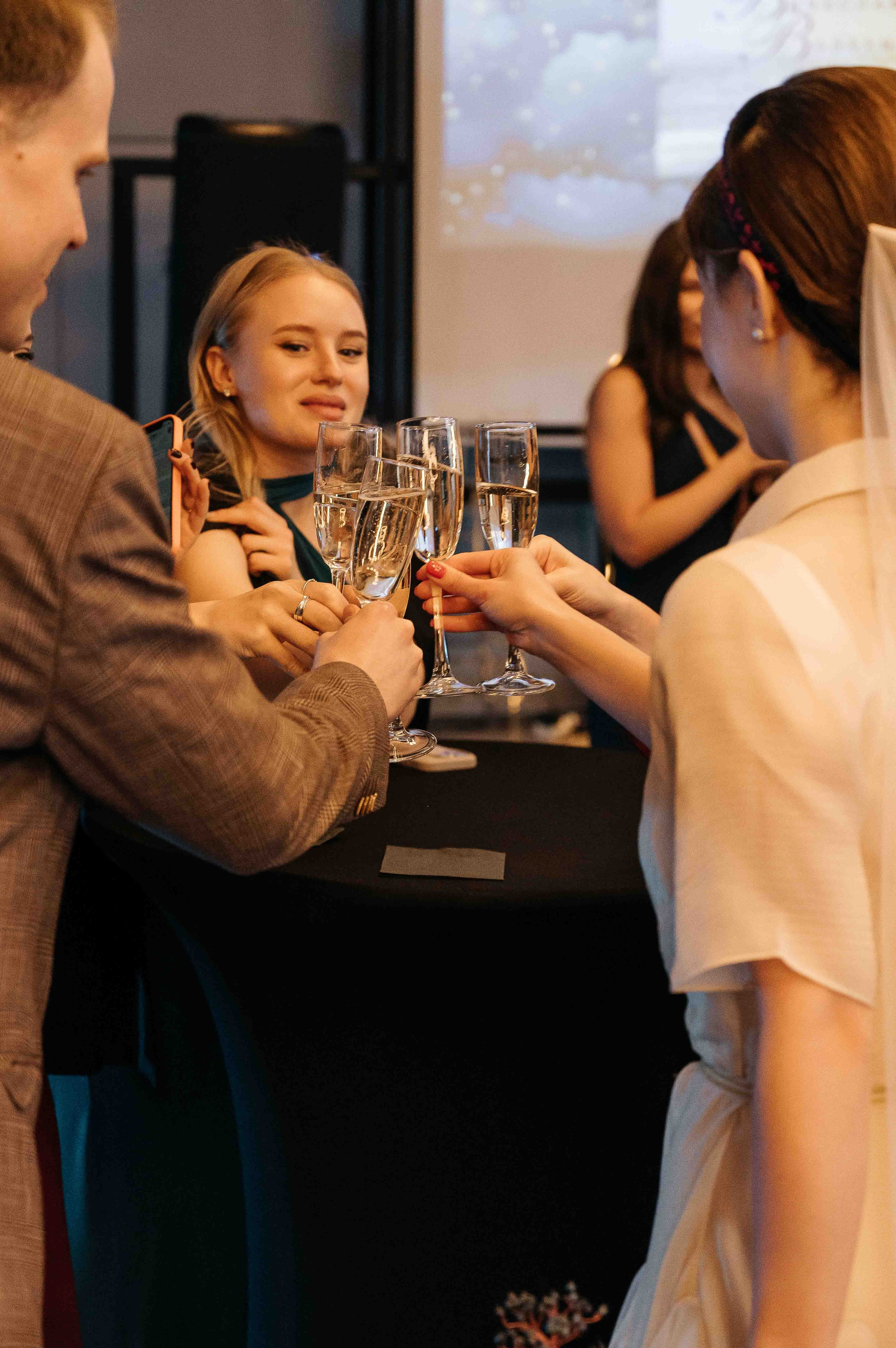 Утро невесты в гостинице. Свадебный и семейный фотограф в Котласе Никита Попов