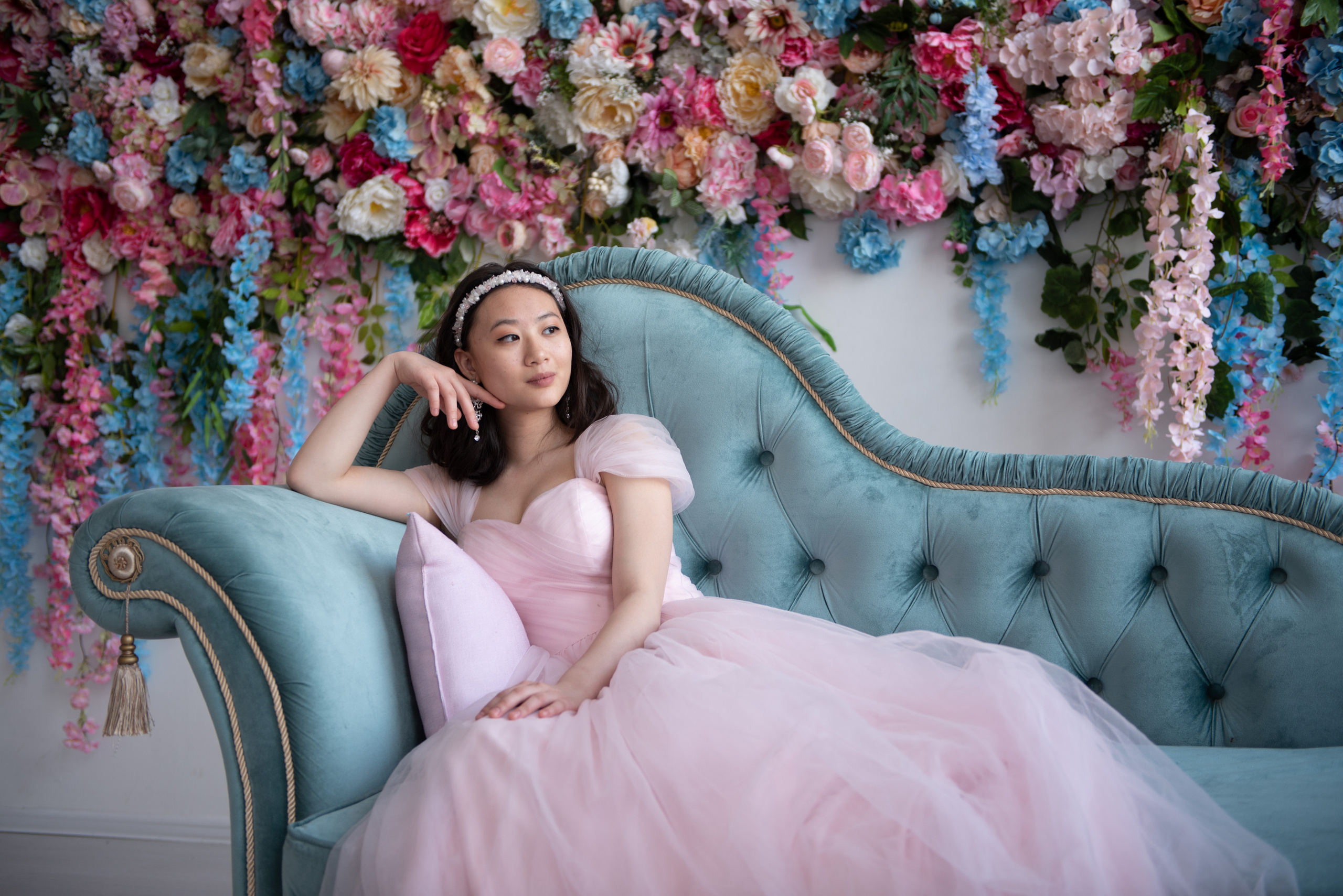 красивая девушка в вечернем платье