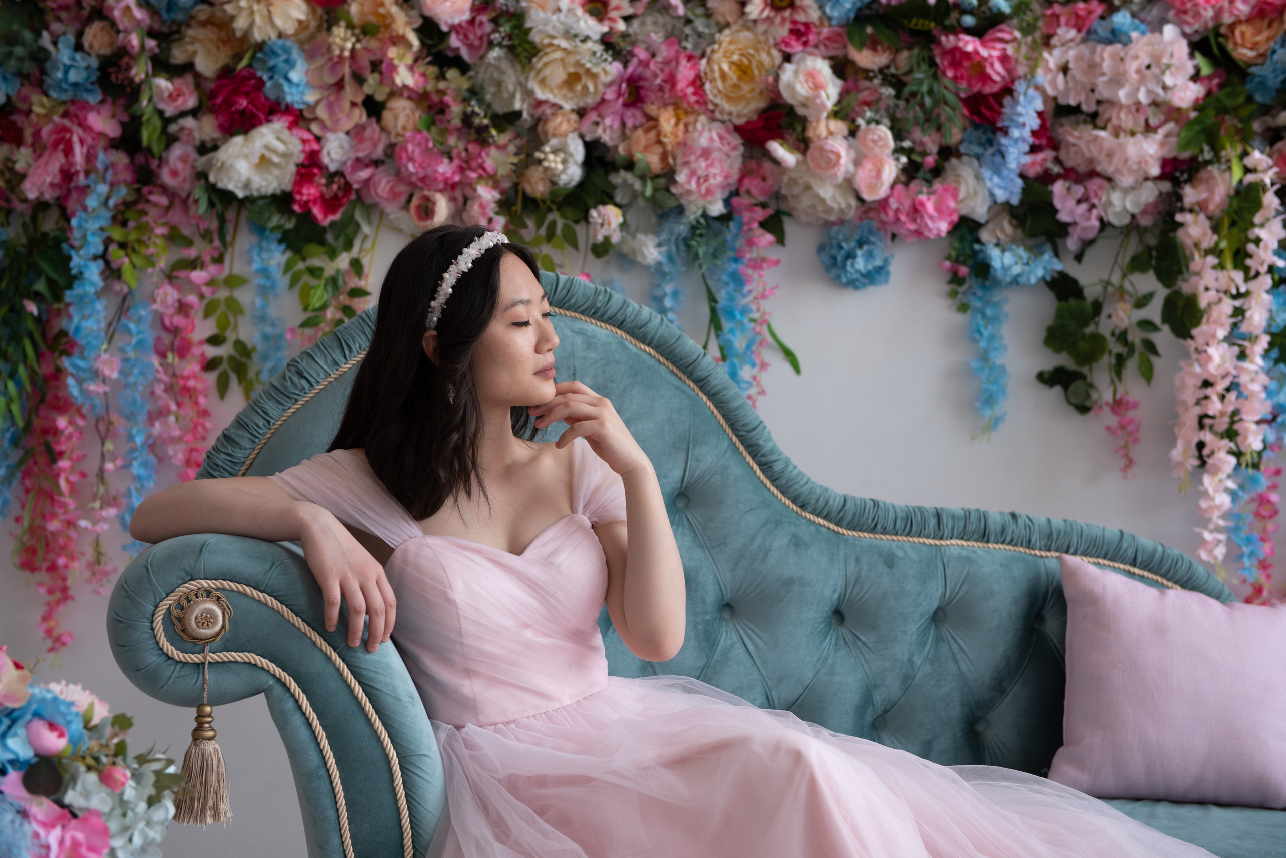 Женская весенняя фотосъемка в студии в красивом платье. Анна Боровикова, фотограф Пушкино