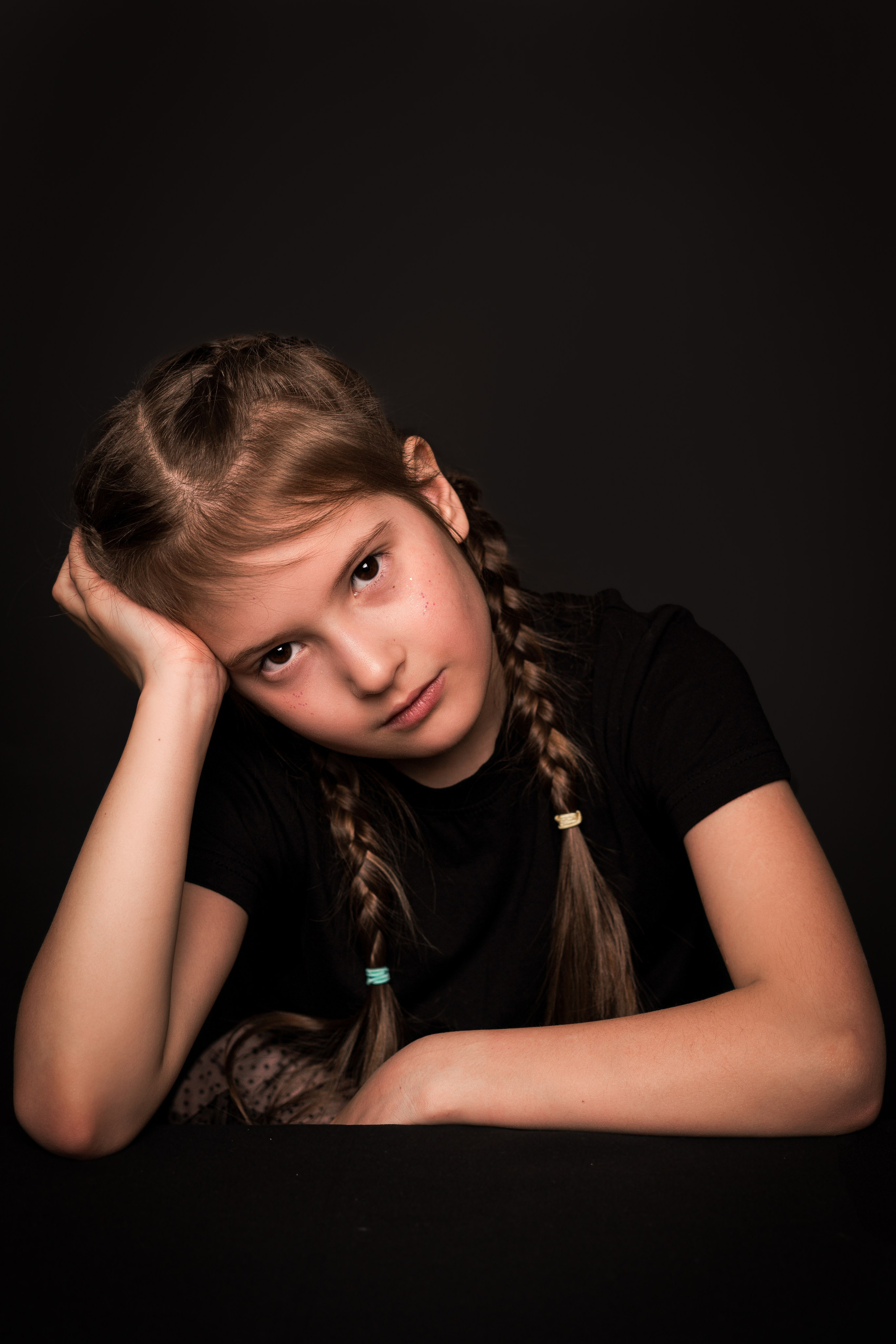 Детский сад, портреты на чёрном фоне. Фотограф Шунова Саша