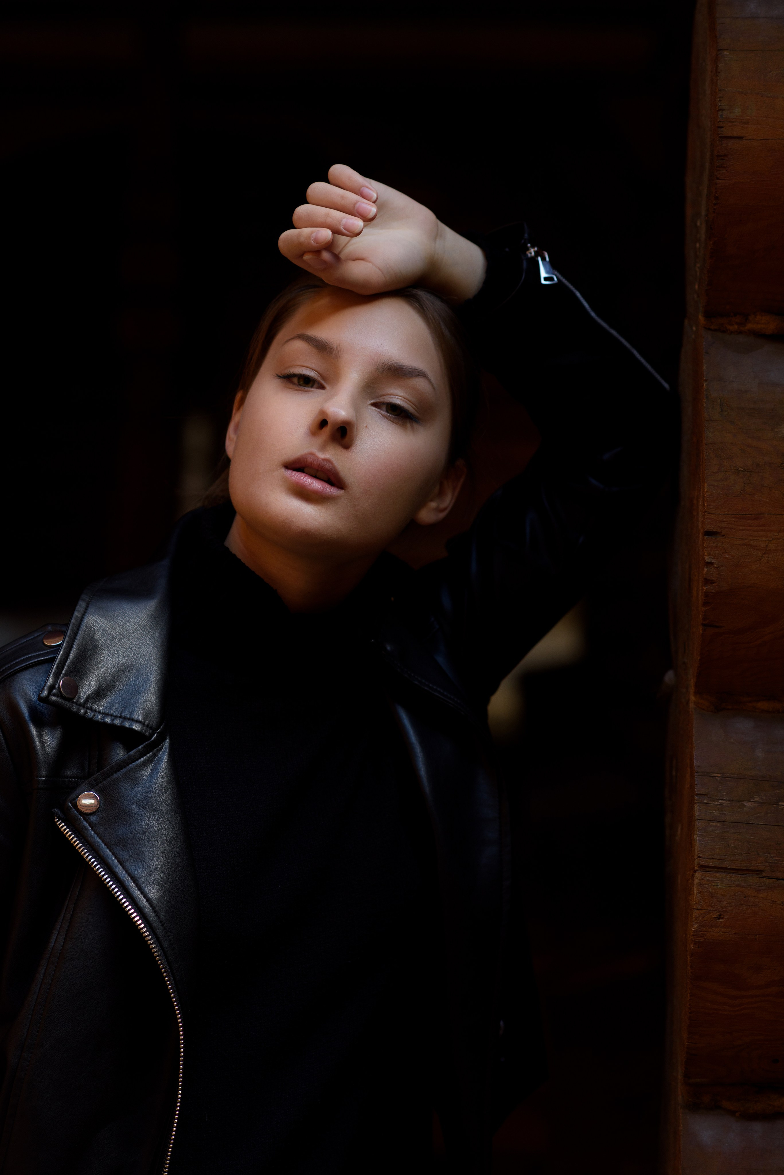 Фотосессия девочки подростка в Коломенском в темном ключе. Главная