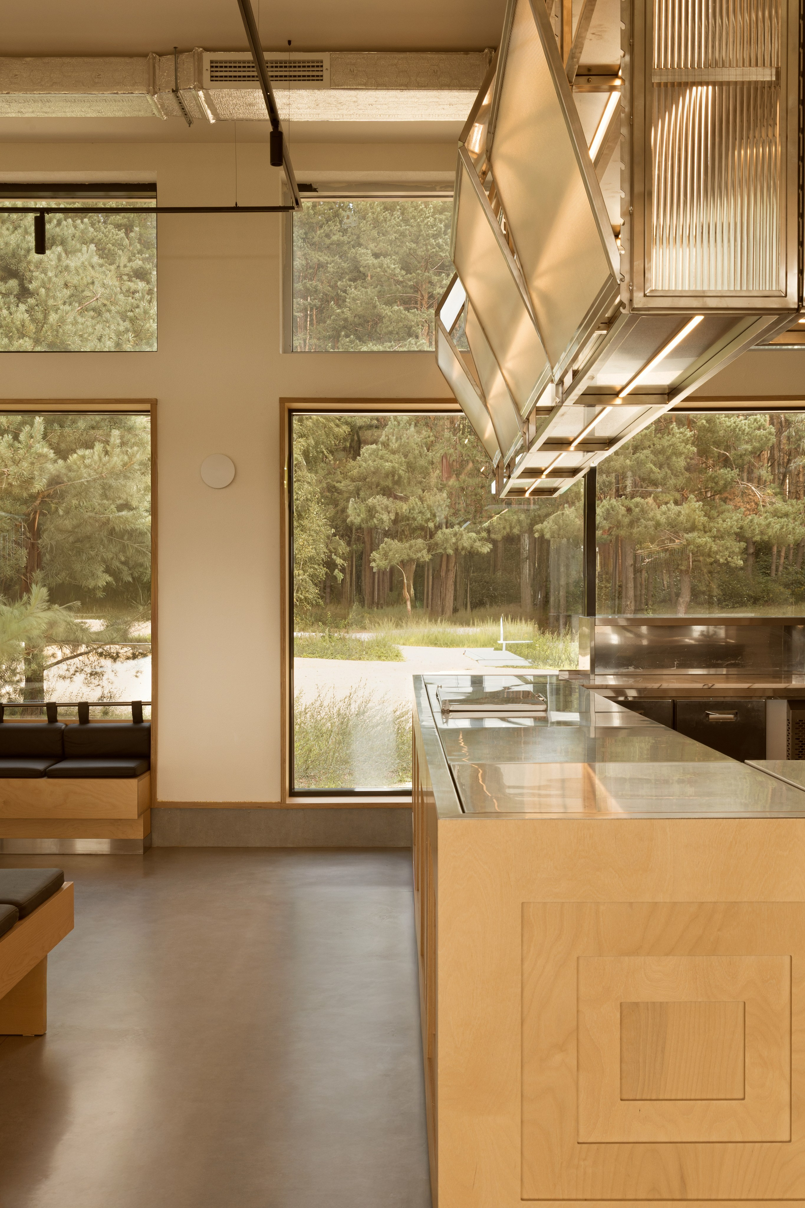 Модернистское кафе-пиццерия на природе: проект FruitDesign с акцентом на созерцание. Интерьерный фотограф в Нижнем Новгороде и Москве Владимир Гудков