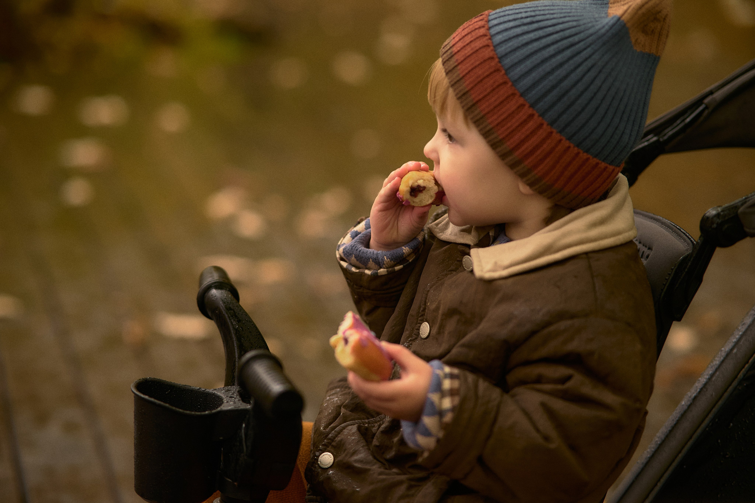 Света и Илюша под дождём. Семейный и свадебный lifestyle-фотограф в Москве Мария Петрова