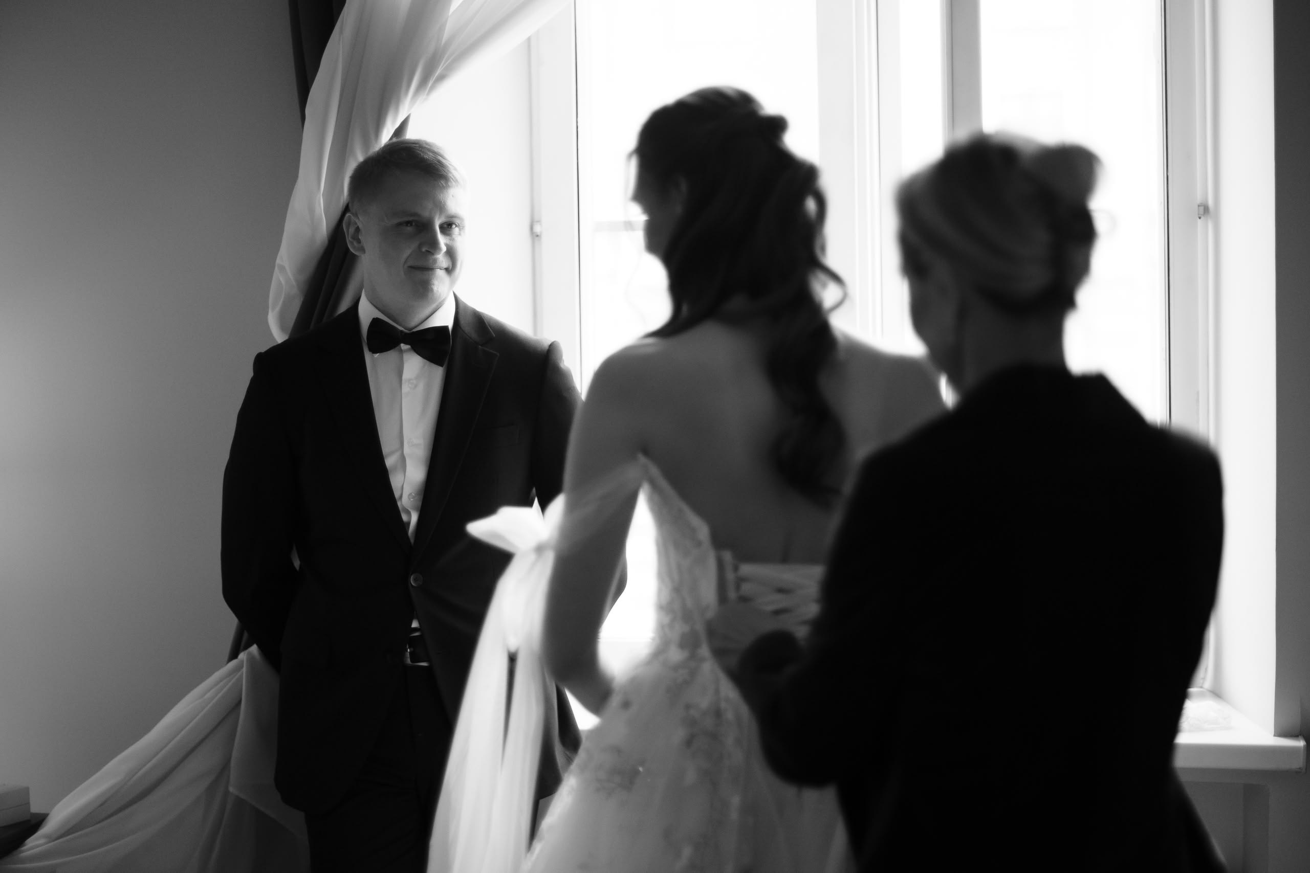 Жених и невеста во время сборов, момент перед выездом