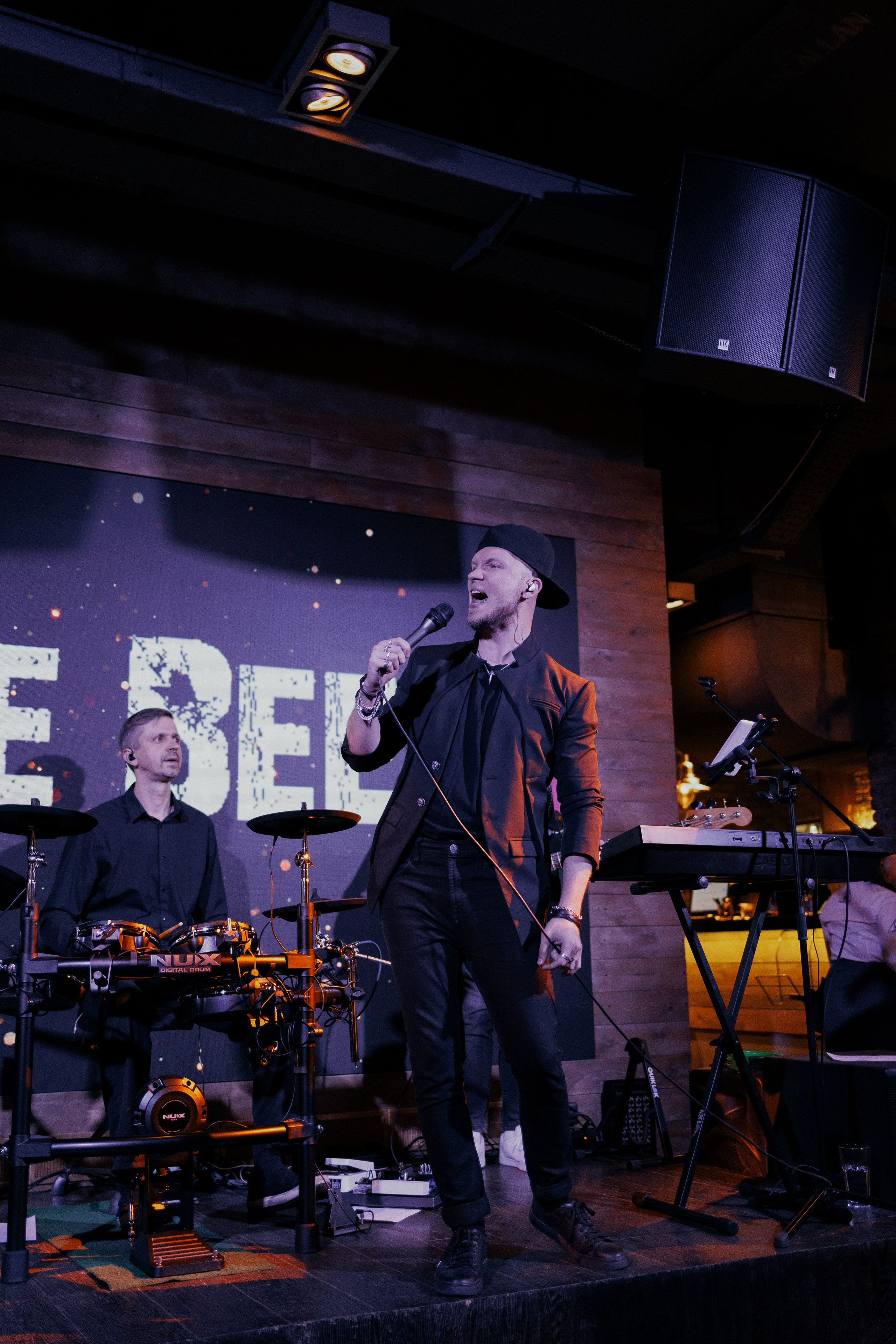 Cover band The Bees. Photographer in Turkey — Dari N