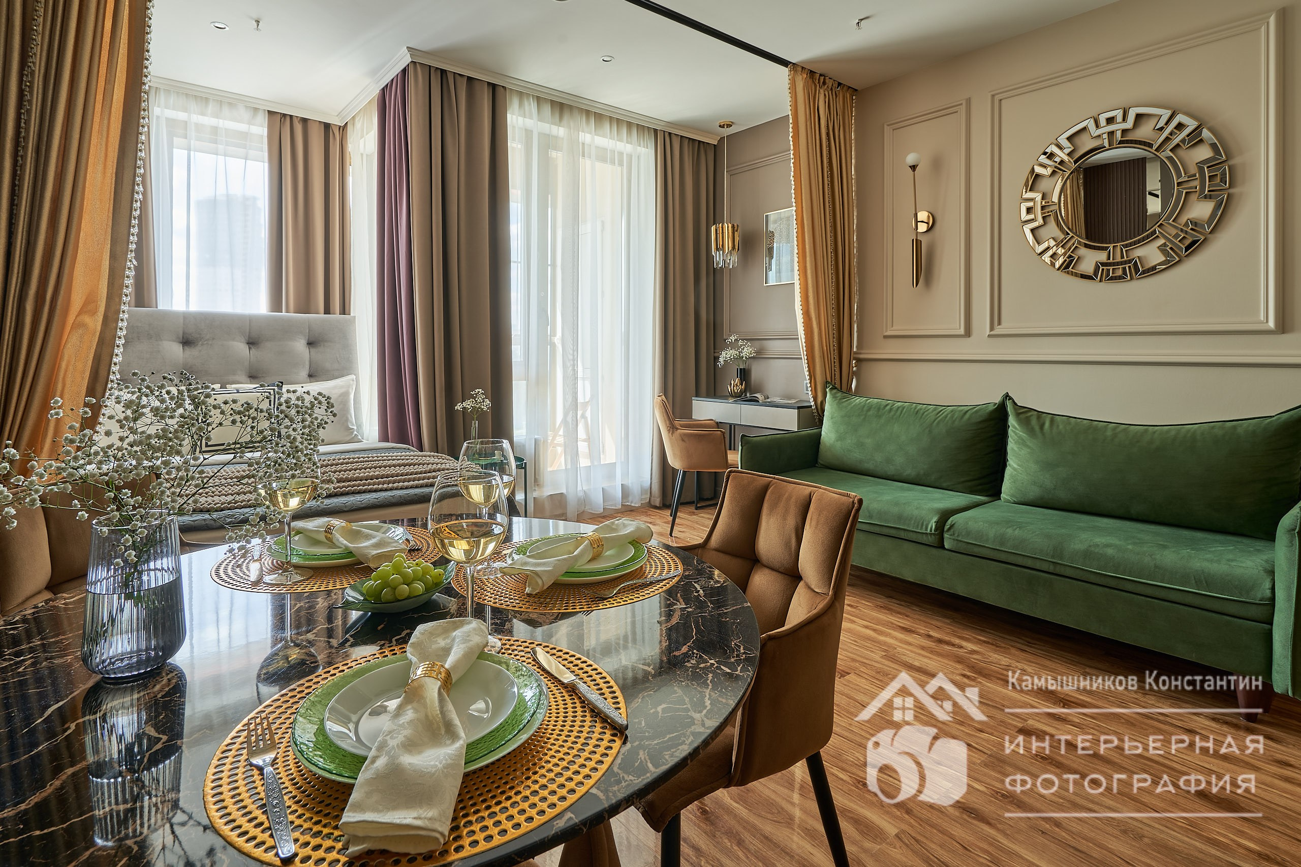 Интерьерная фотосъемка апартаментом на Ходынском бульваре, накрытый обеденный столик, диван