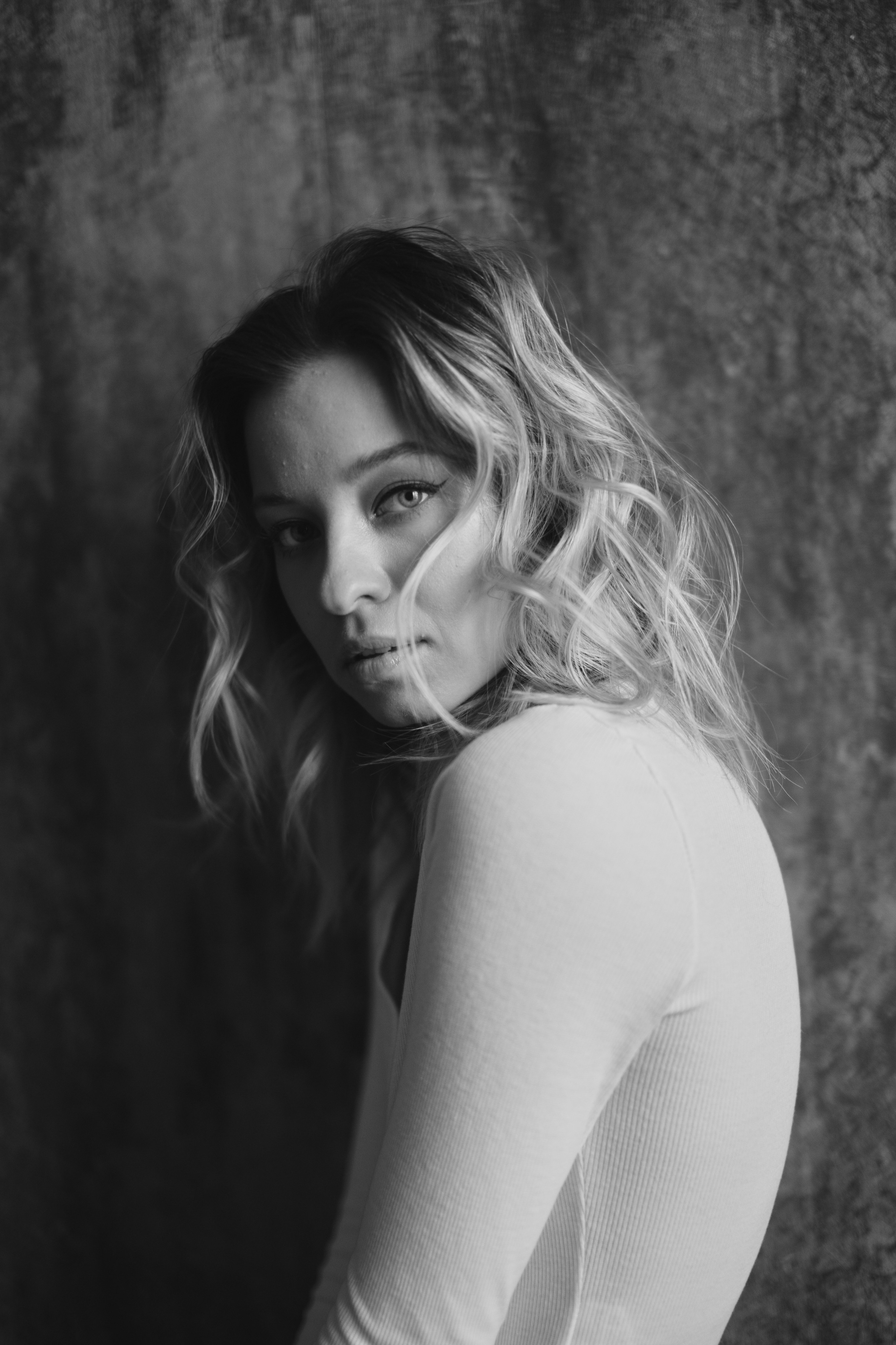 Черно-белая фотосессия в интерьерной студии для Алины. Репортажный и женский фотограф в Новосибирске