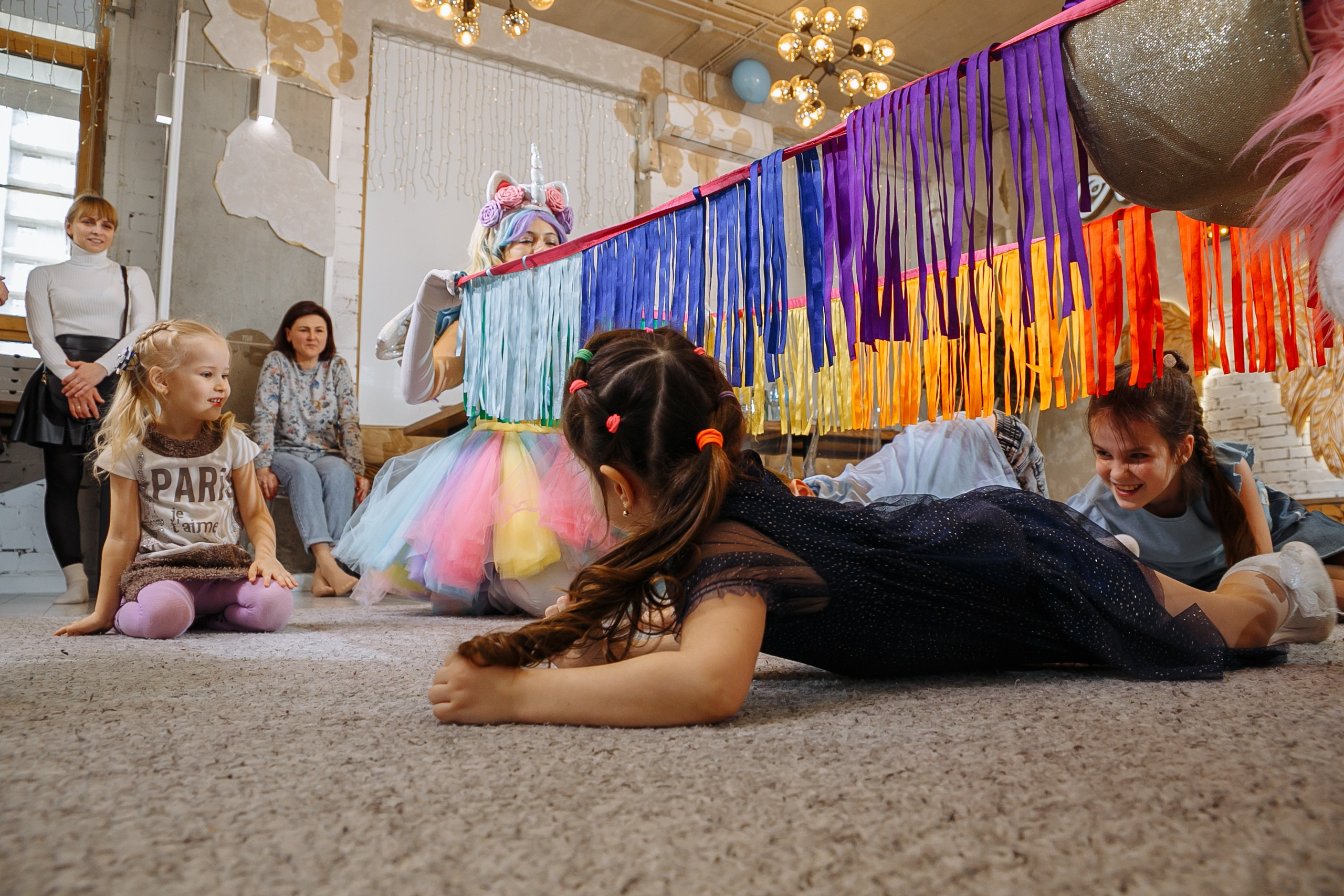 Насте 5 лет, дети играют в Ангел лофт. Событийный фотограф Максим Бескоровайновнов