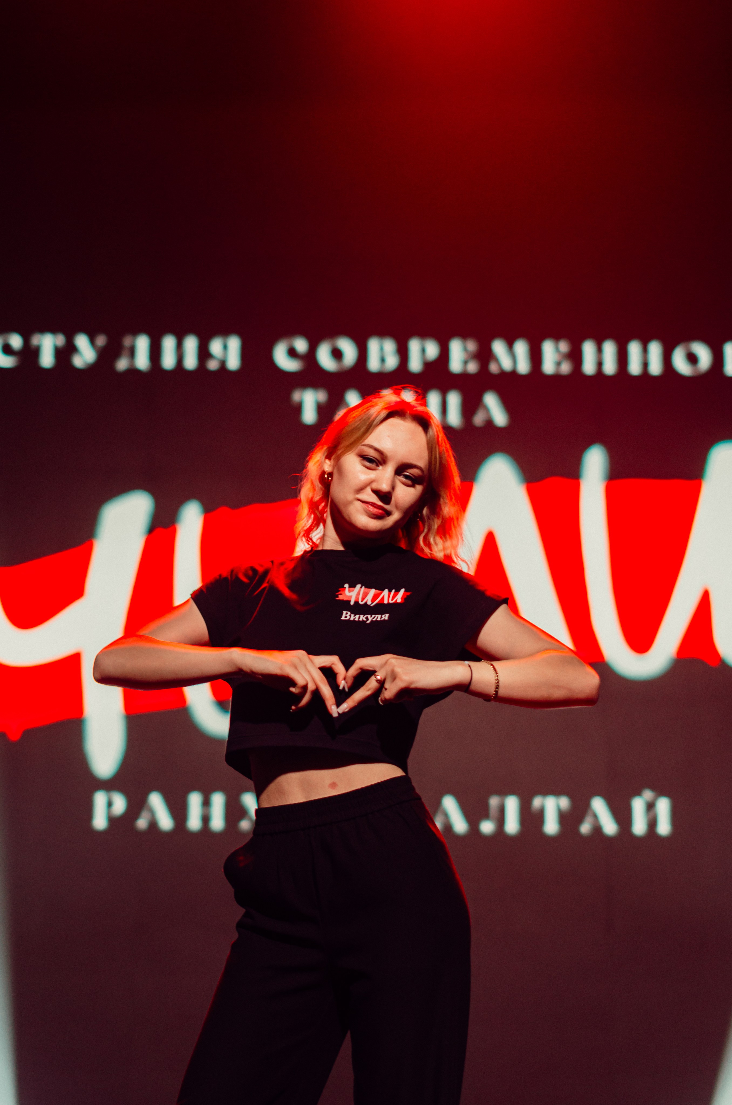 Групповая фотосъемка танцевального коллектива. Денисова Аля — фотограф для парных съемок и индивидуальных историй в Барнауле