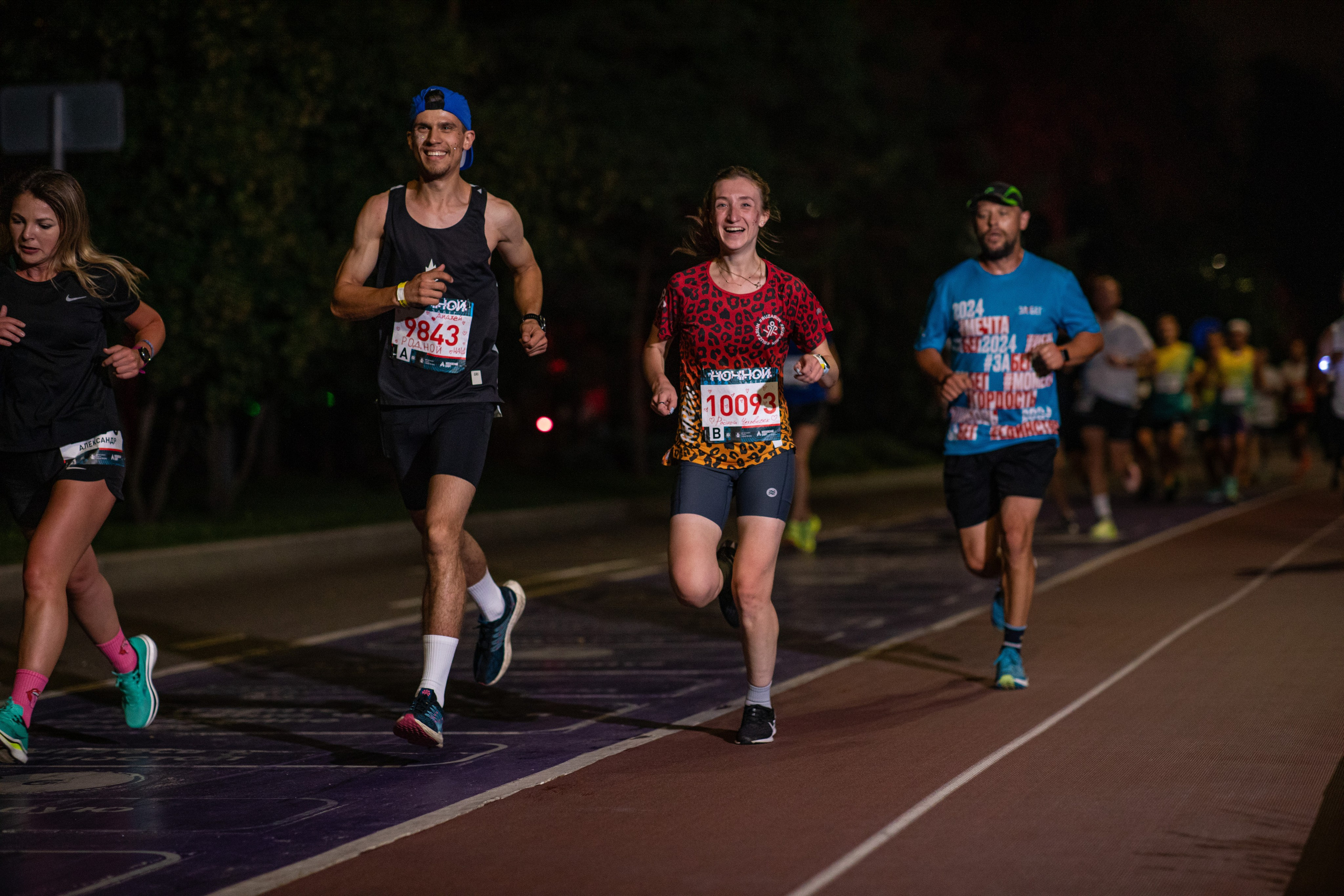 Ночной забег в ленте фотографий бегунов 03.08.24. Фотограф Сергей Ловкий