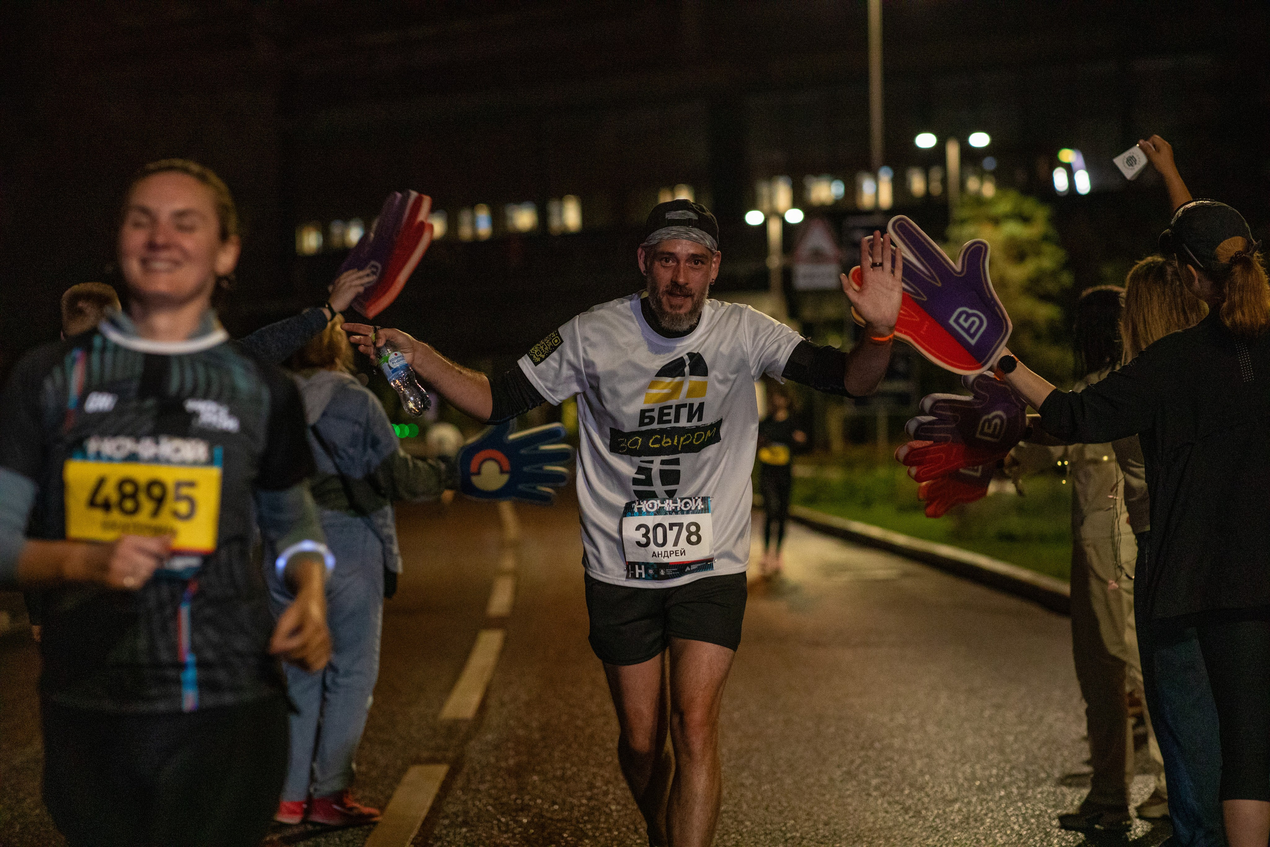 Ночной забег в ленте фотографий бегунов 03.08.24. Фотограф Сергей Ловкий