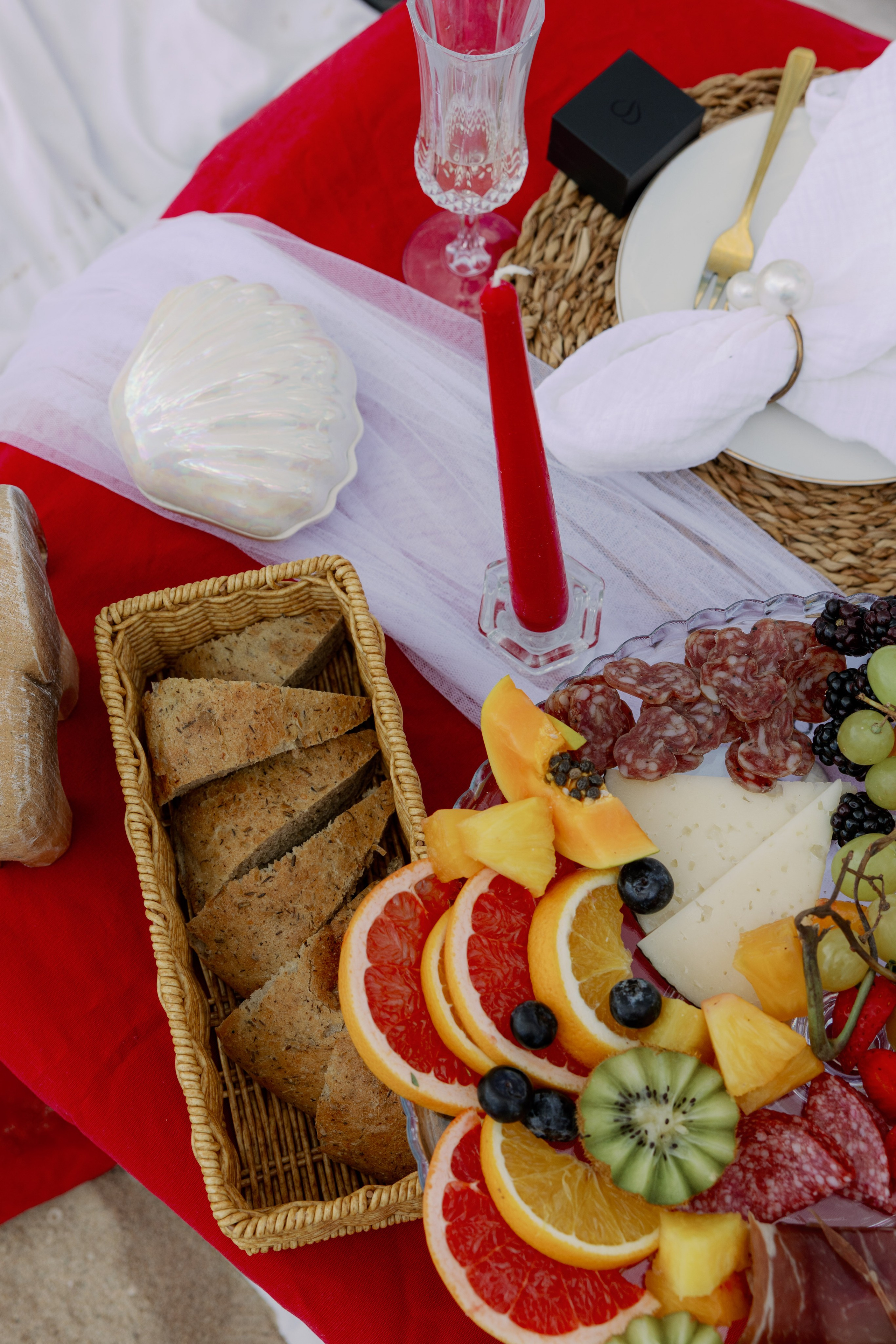 Romantic proposal by the fountains of Plaça de Catalunya