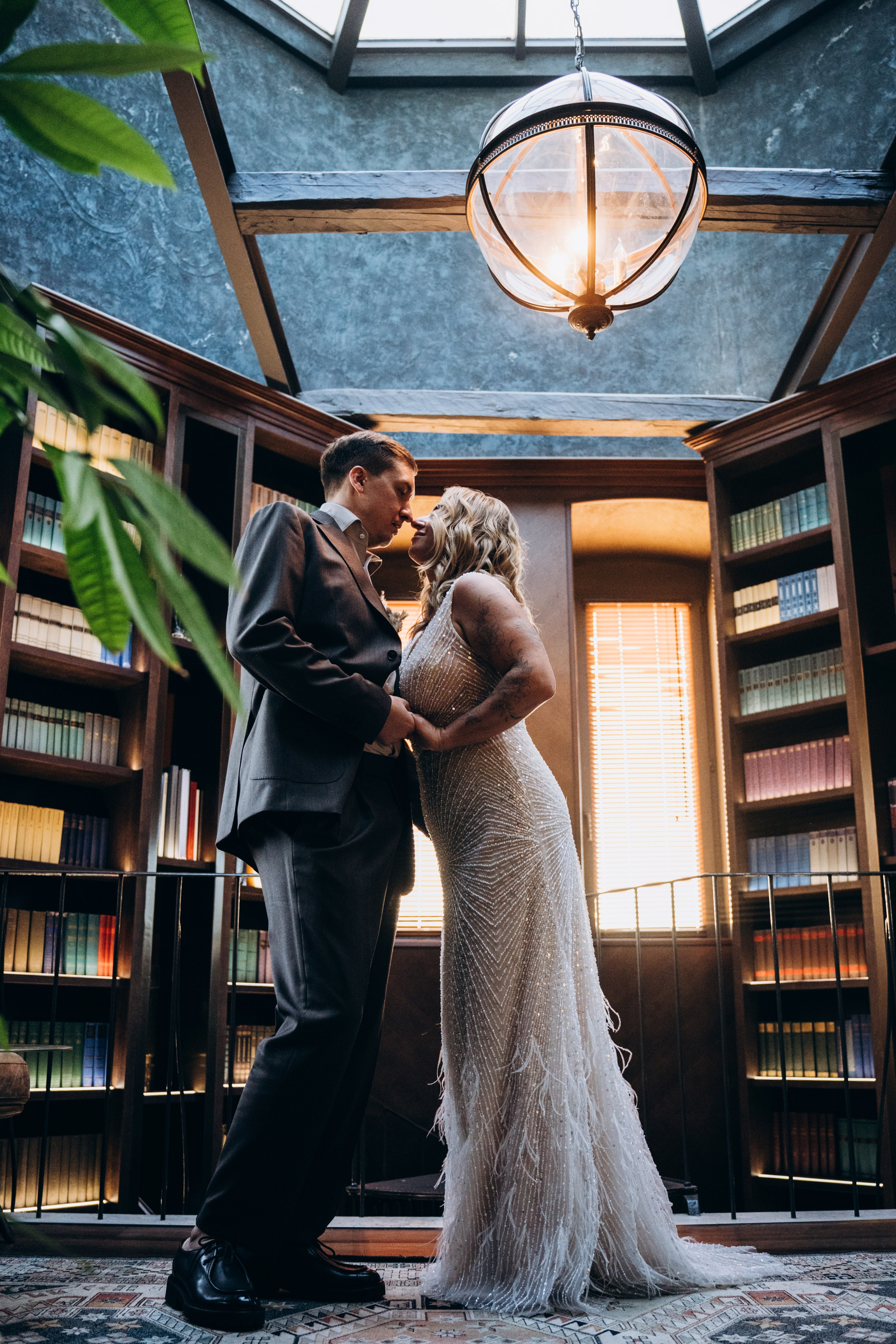 Молодожены держатся за руки на фоне городских улиц — стильные и современные свадебные фотографии в Москве.