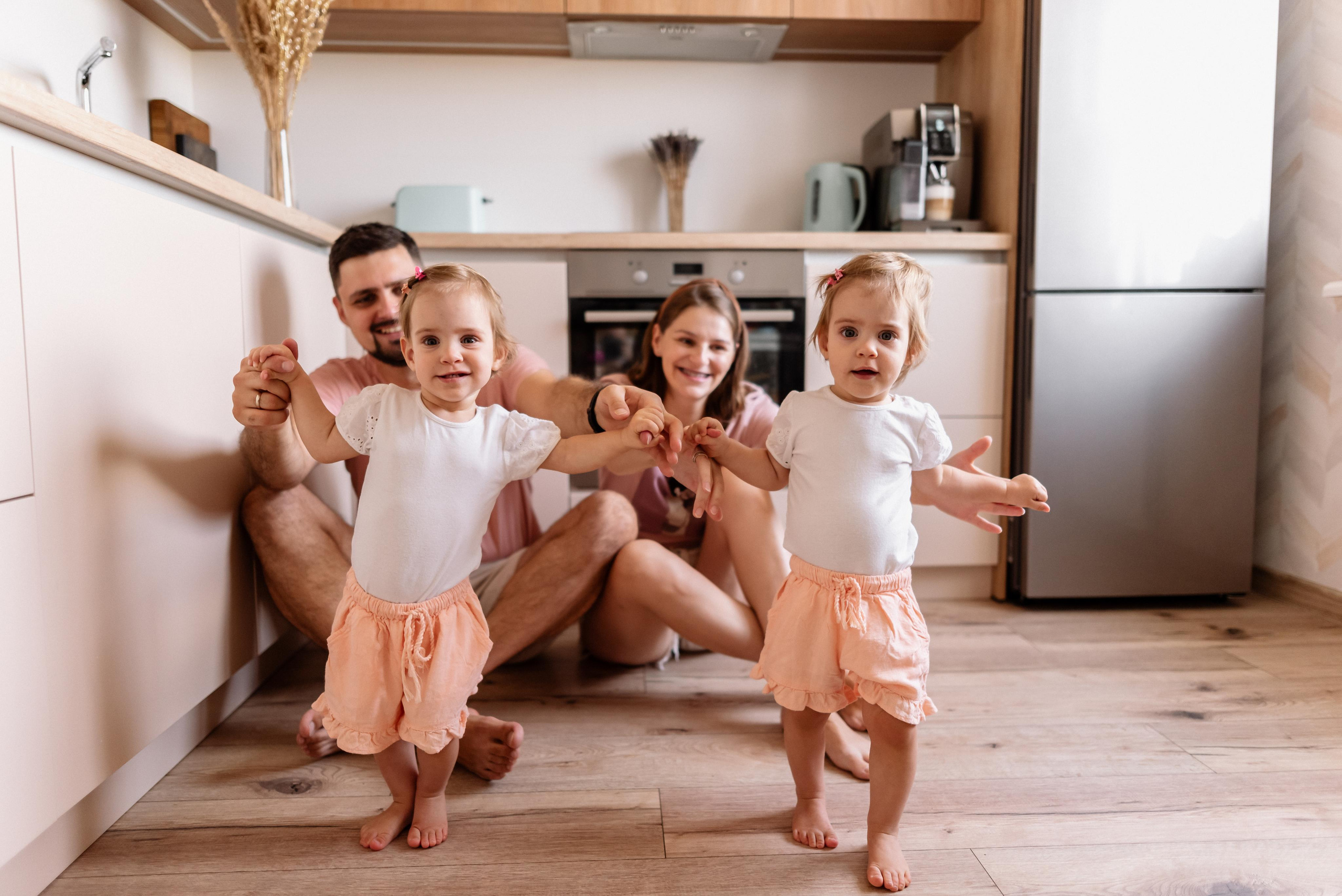 Семейная фотосессия дома для Кати и Кости и их девочек. Свадебный и портретный фотограф в Минске Татьяна Лобода