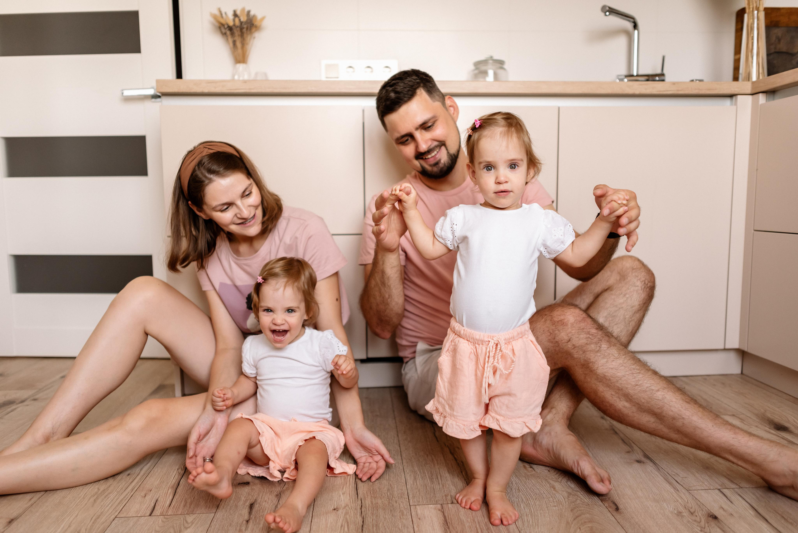 Семейная фотосессия дома для Кати и Кости и их девочек. Свадебный и портретный фотограф в Минске Татьяна Лобода