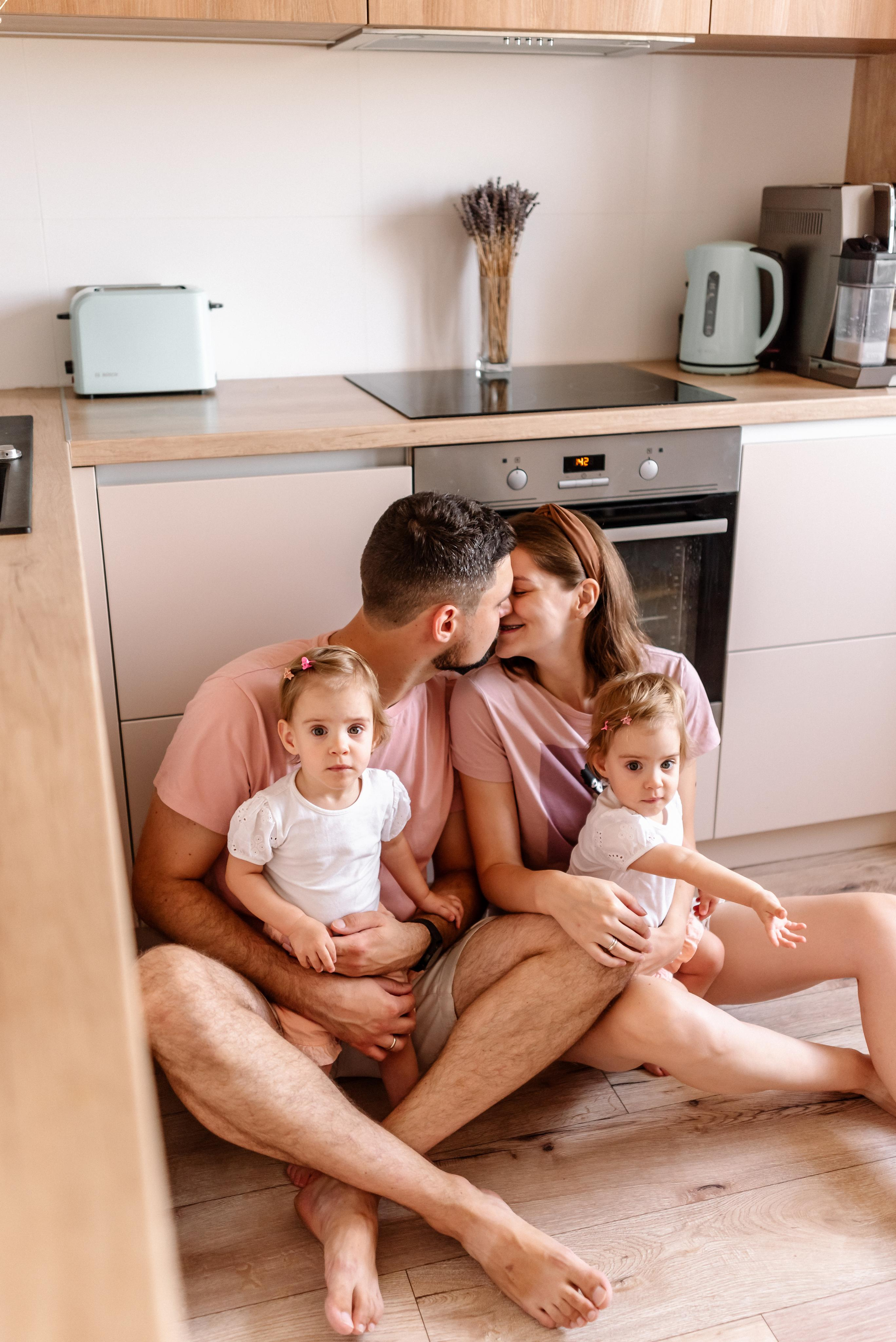 Семейная фотосессия дома для Кати и Кости и их девочек. Свадебный и портретный фотограф в Минске Татьяна Лобода