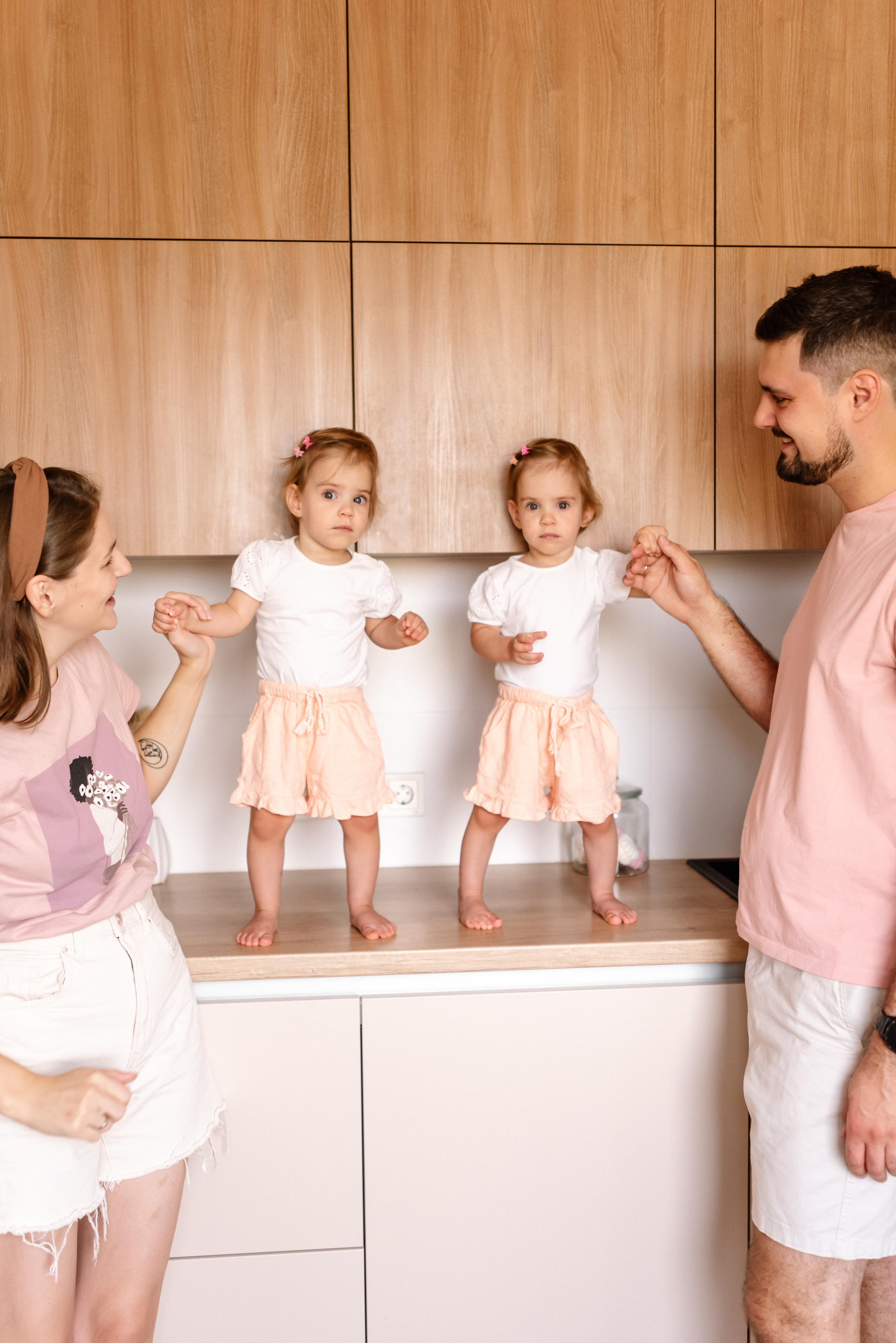 Семейная фотосессия дома для Кати и Кости и их девочек. Свадебный и портретный фотограф в Минске Татьяна Лобода