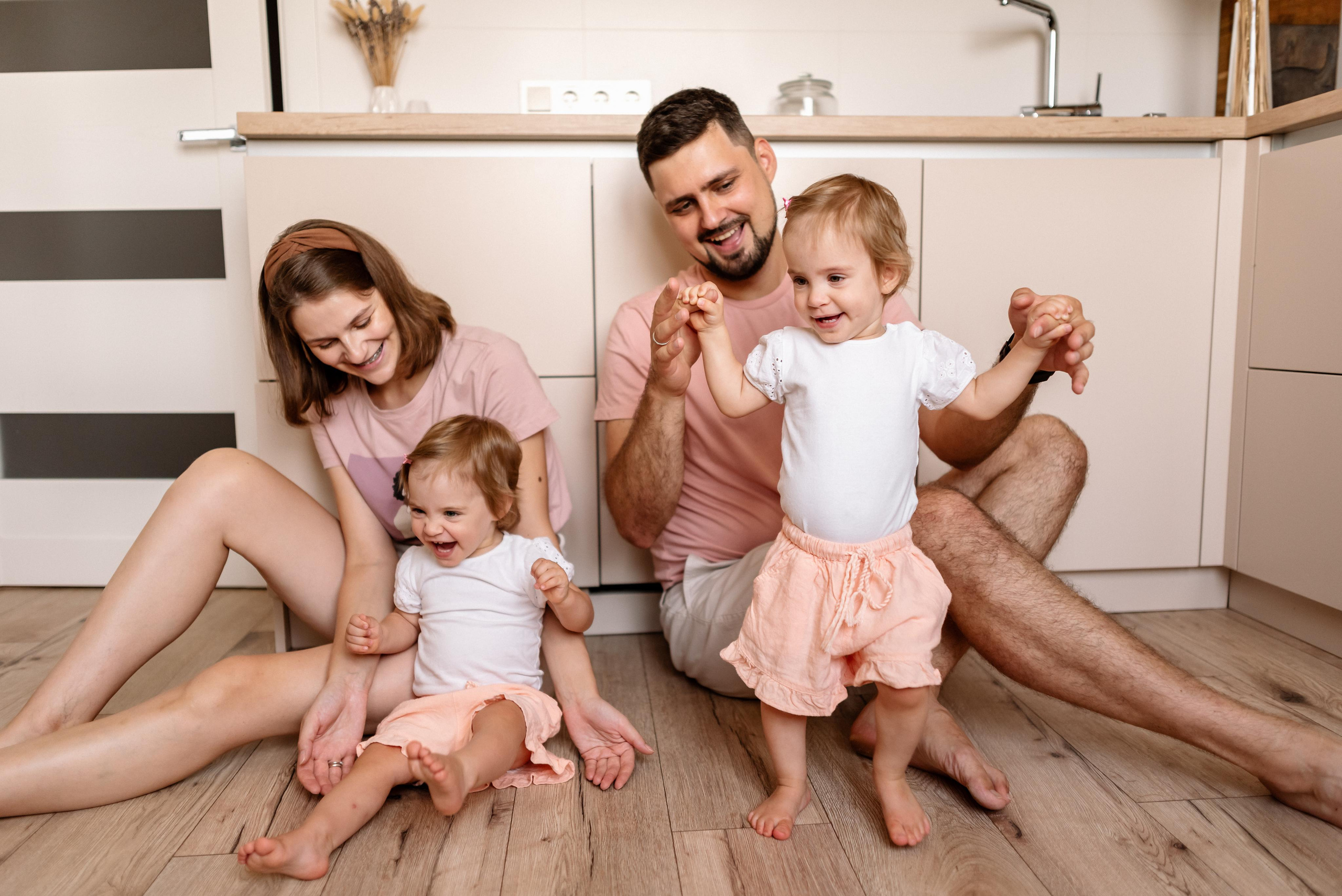 Семейная фотосессия дома для Кати и Кости и их девочек. Свадебный и портретный фотограф в Минске Татьяна Лобода