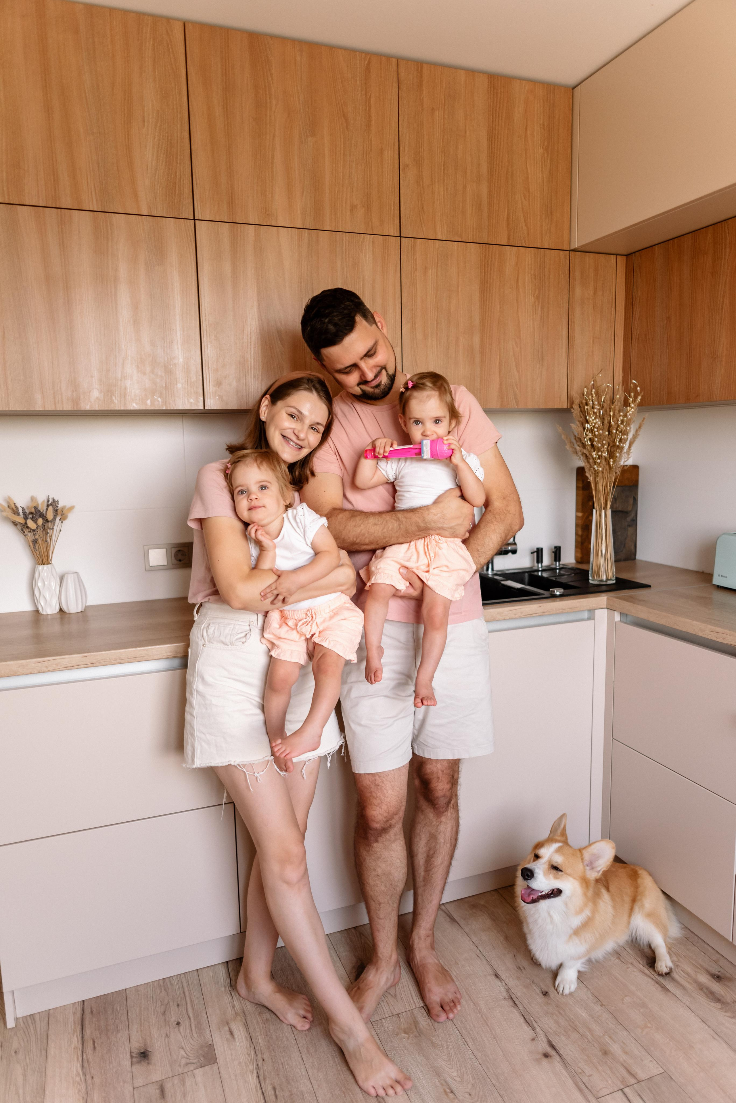 Семейная фотосессия дома для Кати и Кости и их девочек. Свадебный и портретный фотограф в Минске Татьяна Лобода