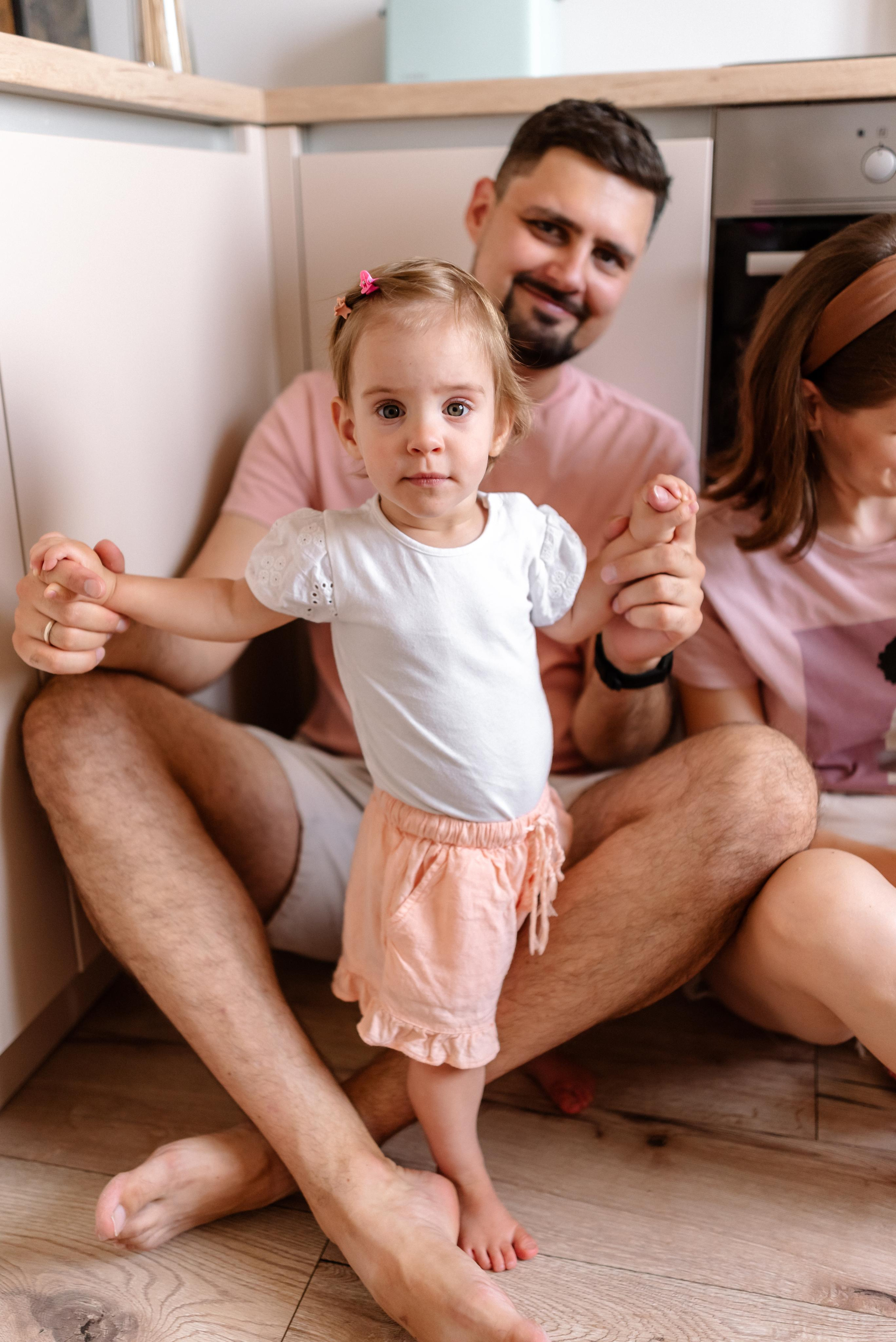 Семейная фотосессия дома для Кати и Кости и их девочек. Свадебный и портретный фотограф в Минске Татьяна Лобода