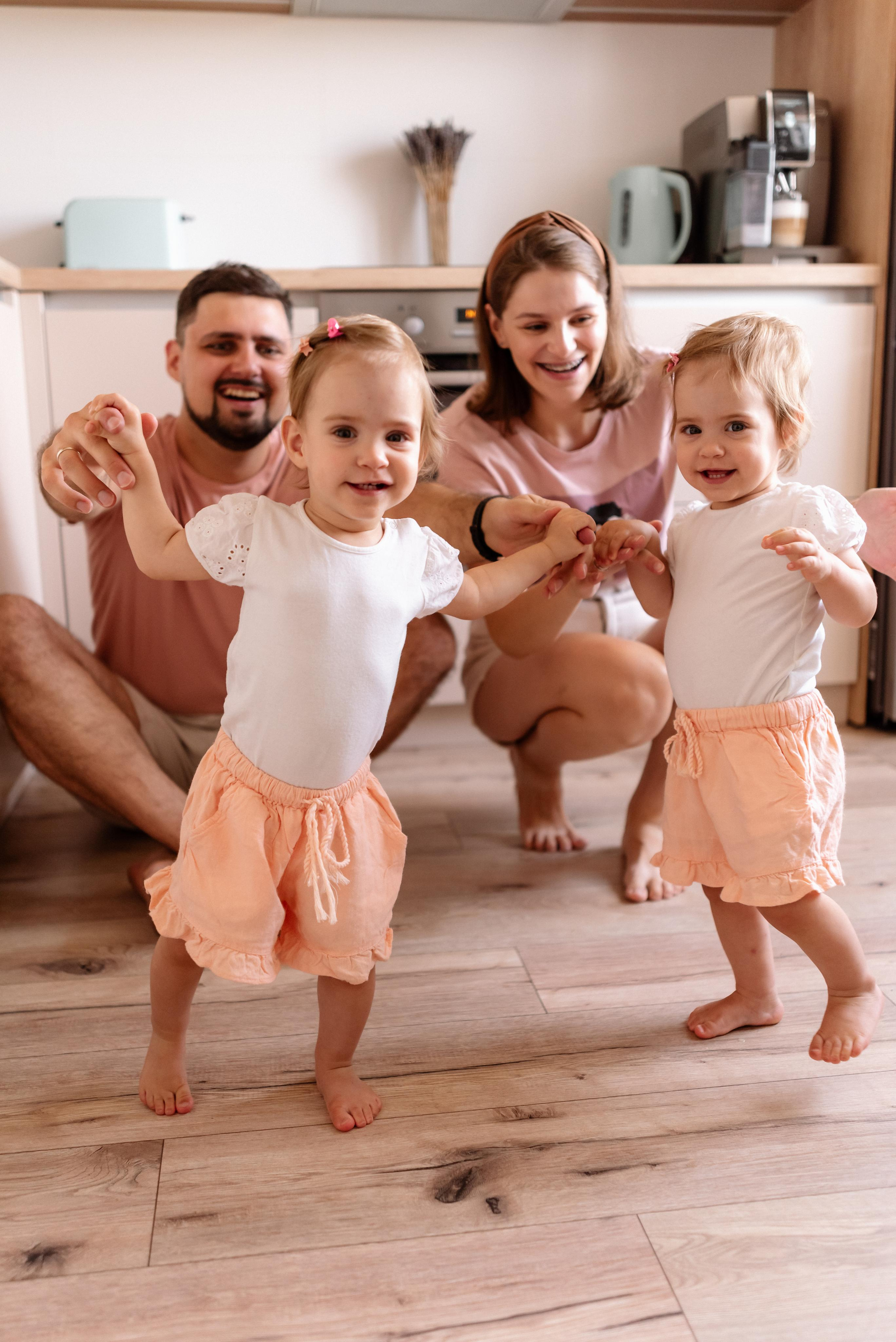 Семейная фотосессия дома для Кати и Кости и их девочек. Свадебный и портретный фотограф в Минске Татьяна Лобода