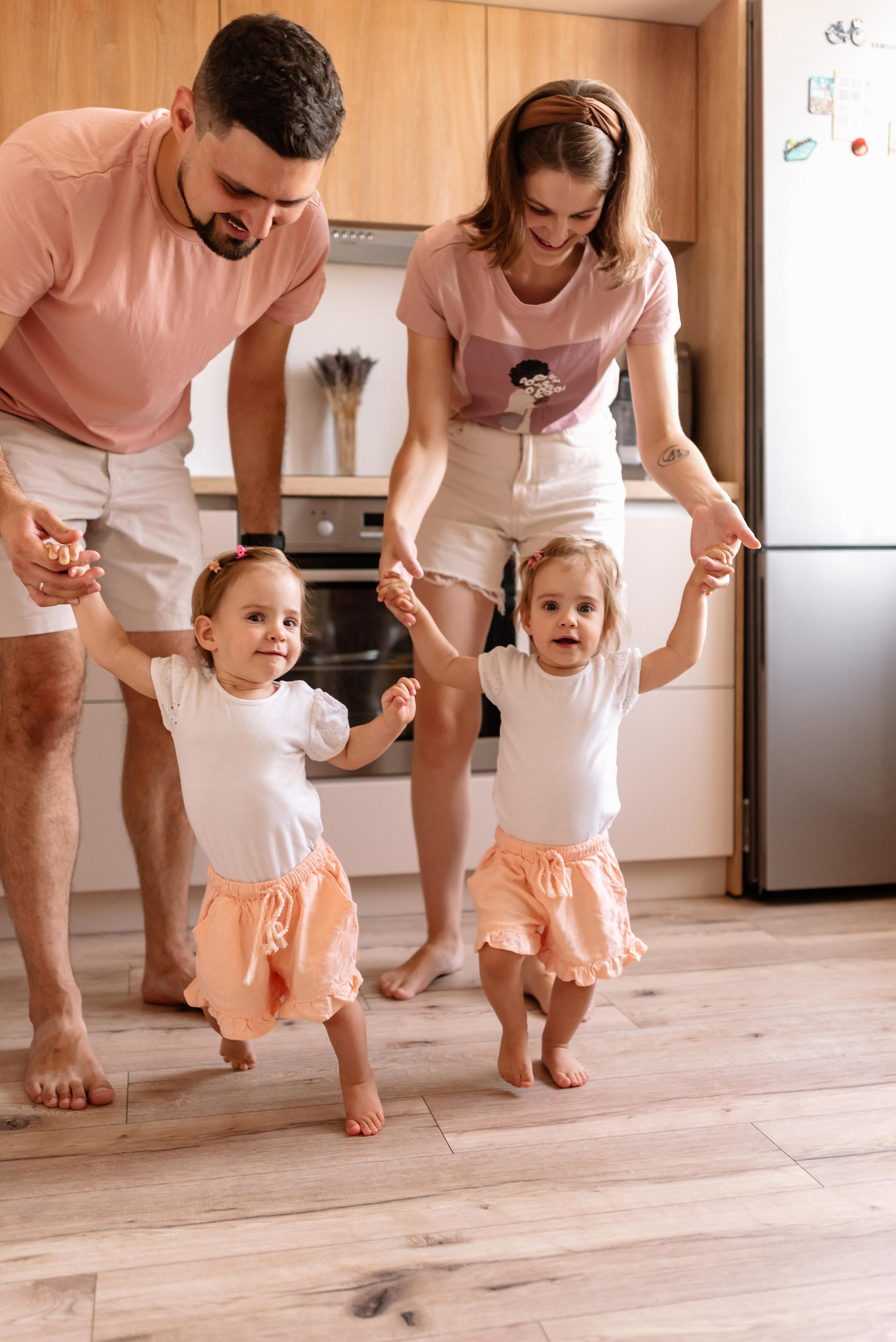 Семейная фотосессия дома для Кати и Кости и их девочек. Свадебный и портретный фотограф в Минске Татьяна Лобода