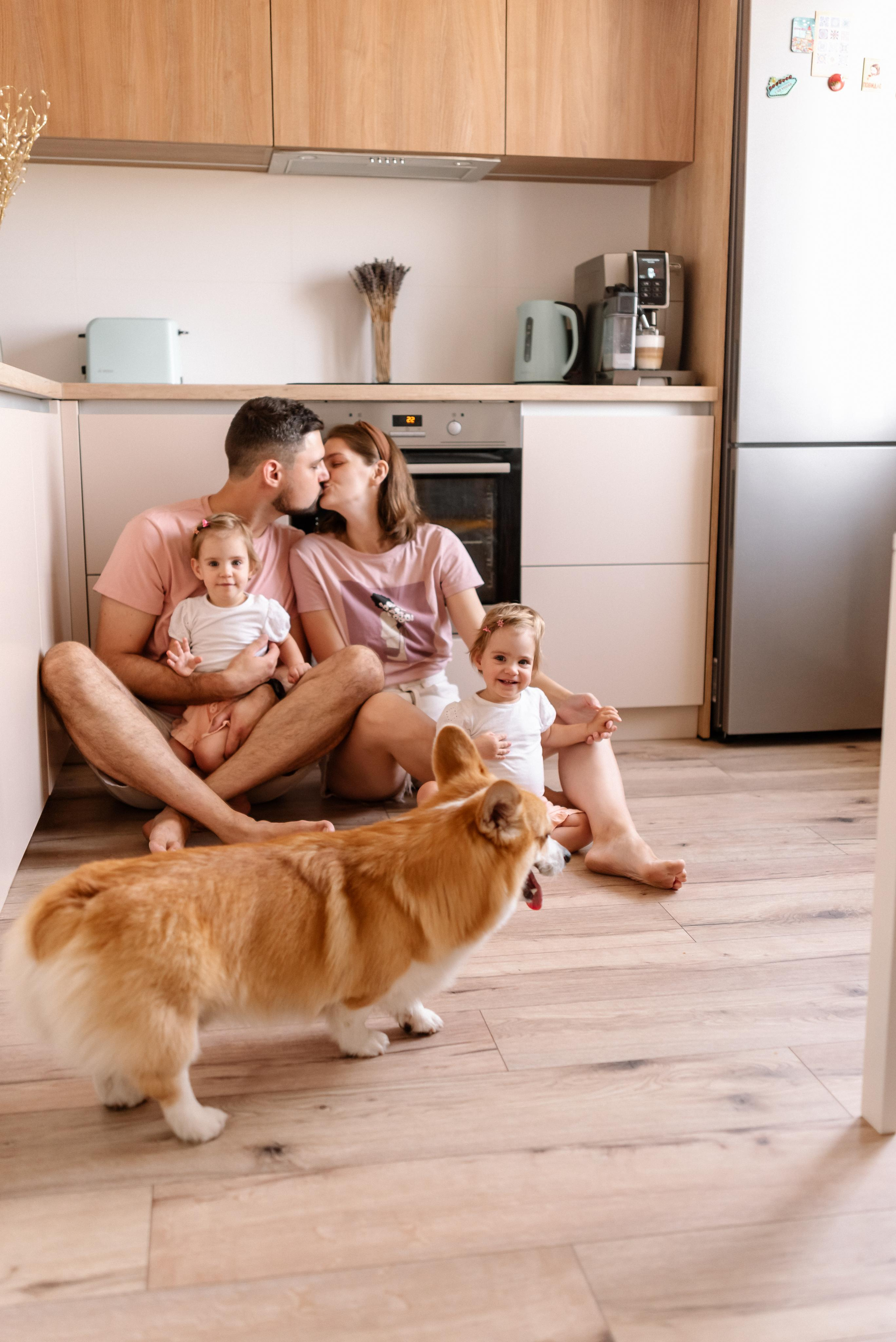 Семейная фотосессия дома для Кати и Кости и их девочек. Свадебный и портретный фотограф в Минске Татьяна Лобода