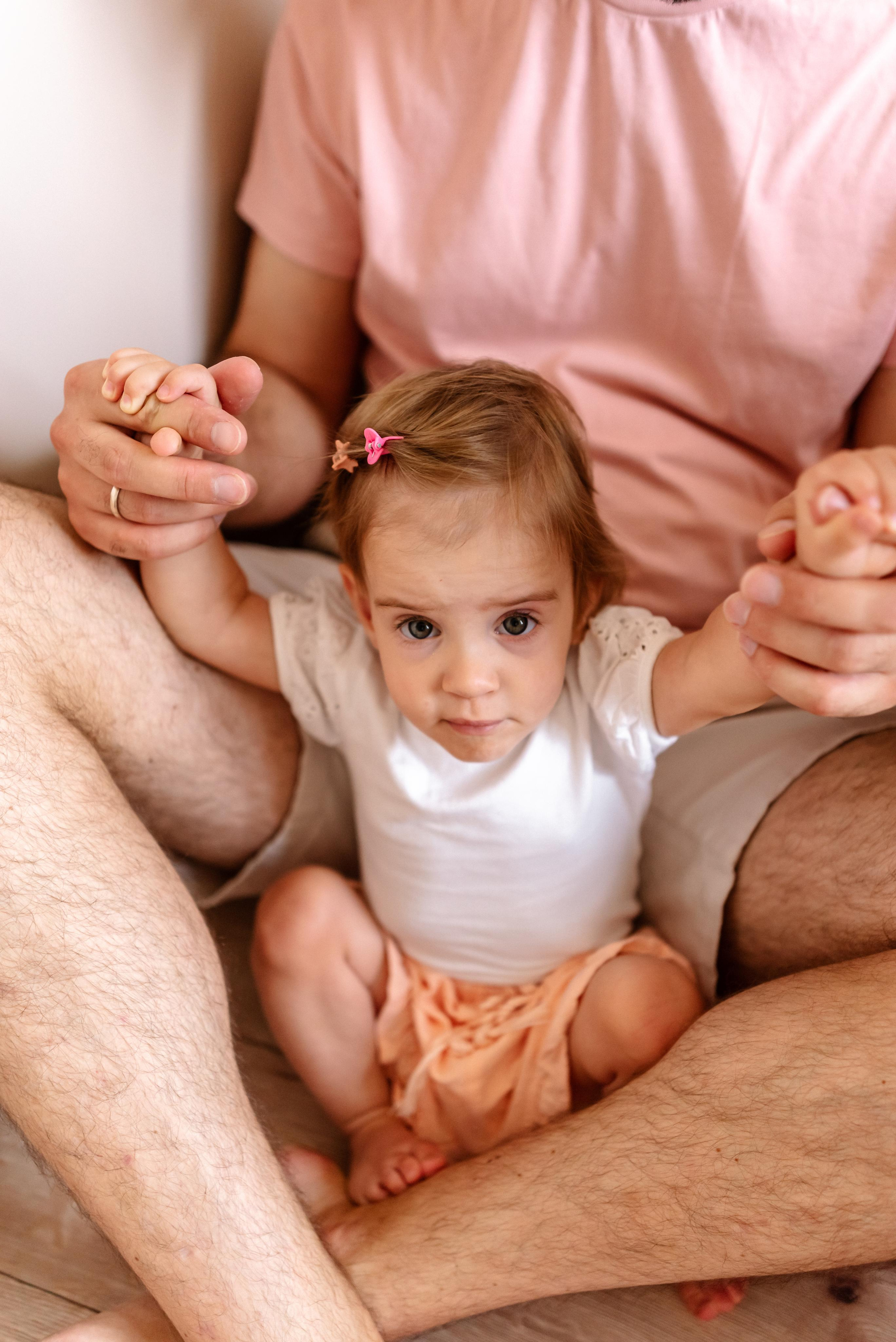 Семейная фотосессия дома для Кати и Кости и их девочек. Свадебный и портретный фотограф в Минске Татьяна Лобода