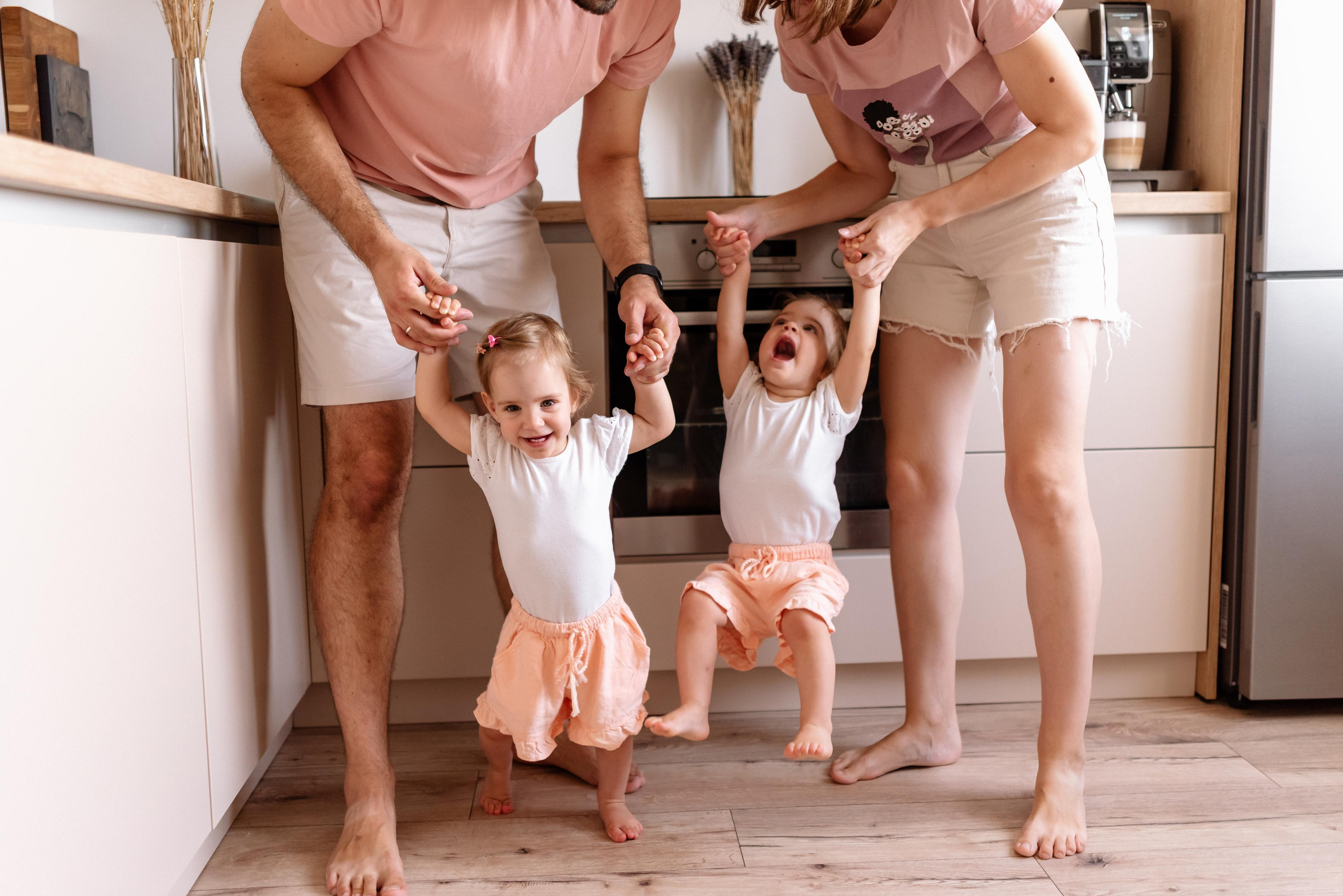 Семейная фотосессия дома для Кати и Кости и их девочек. Свадебный и портретный фотограф в Минске Татьяна Лобода