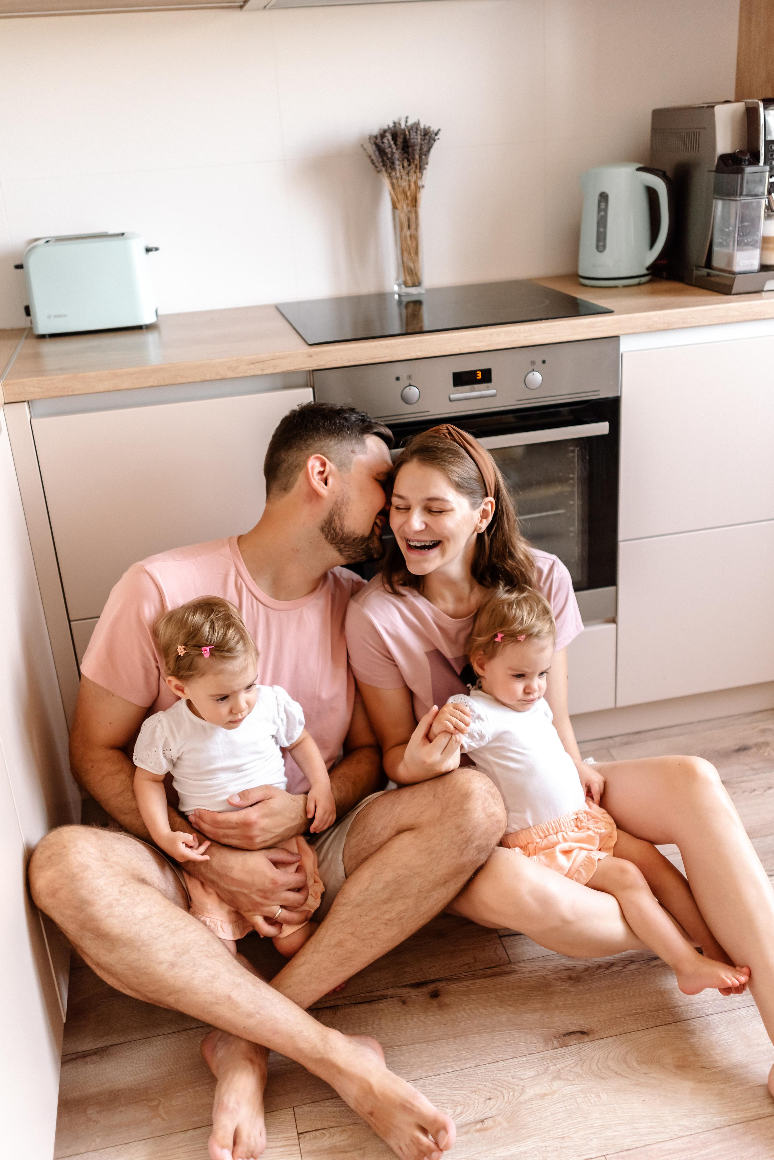 Семейная фотосессия дома для Кати и Кости и их девочек. Свадебный и портретный фотограф в Минске Татьяна Лобода