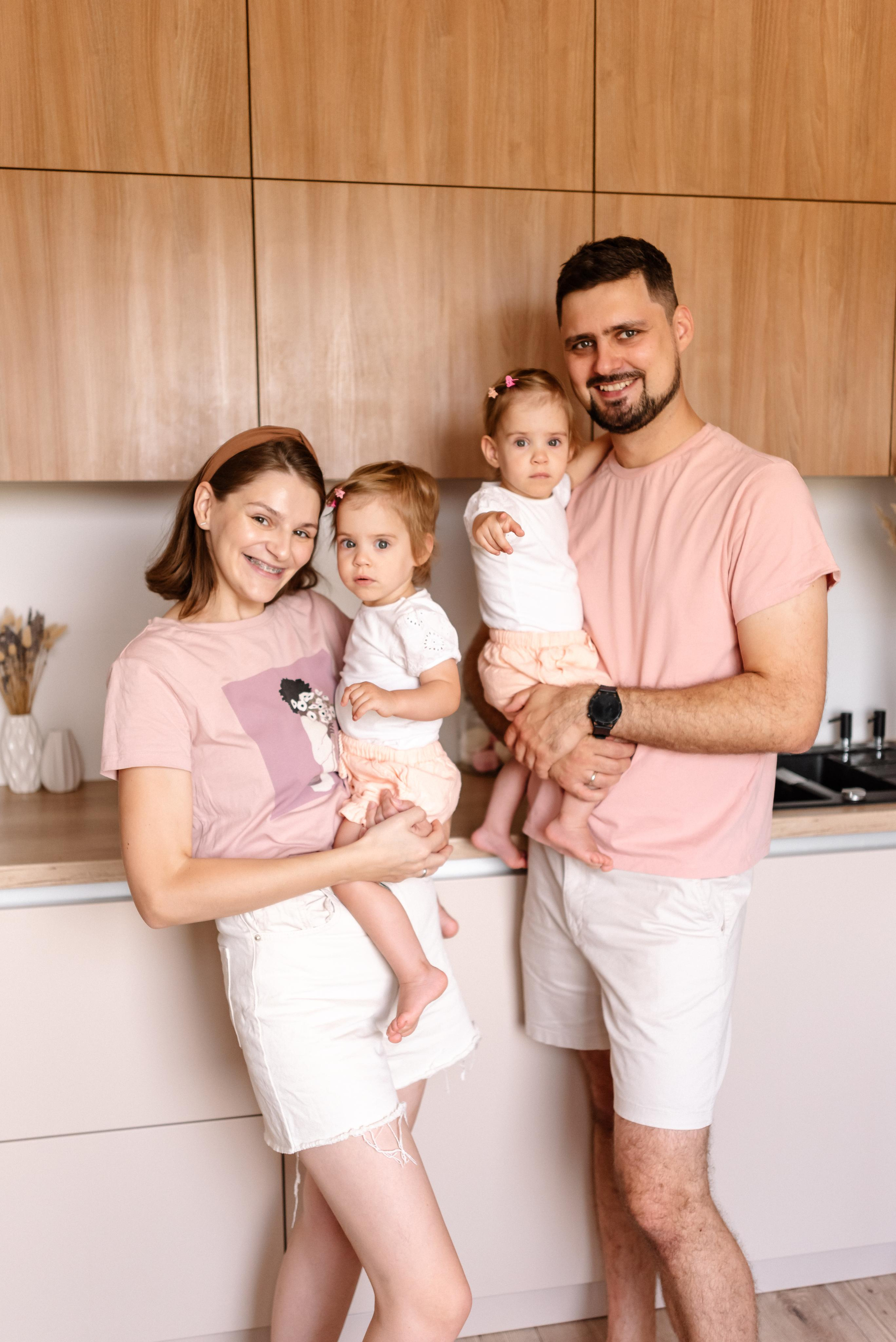 Семейная фотосессия дома для Кати и Кости и их девочек. Свадебный и портретный фотограф в Минске Татьяна Лобода