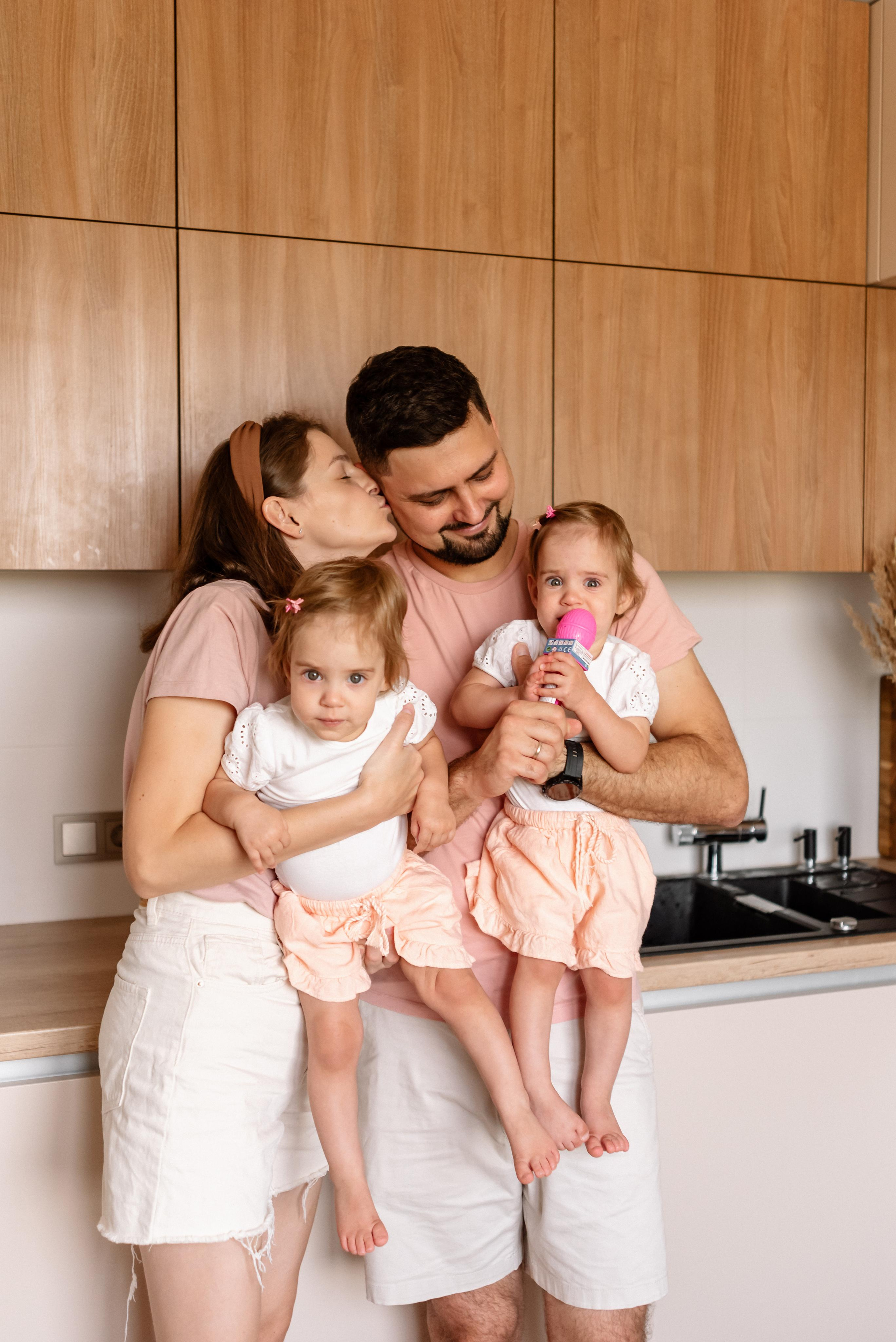 Семейная фотосессия дома для Кати и Кости и их девочек. Свадебный и портретный фотограф в Минске Татьяна Лобода