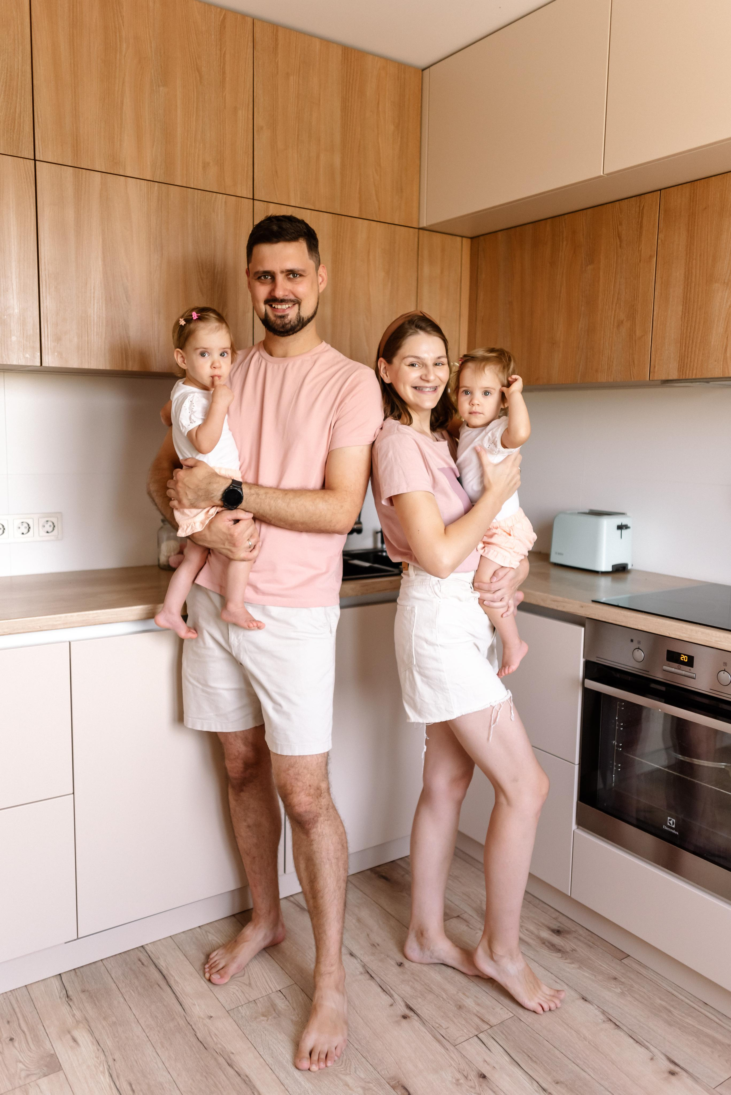 Семейная фотосессия дома для Кати и Кости и их девочек. Свадебный и портретный фотограф в Минске Татьяна Лобода