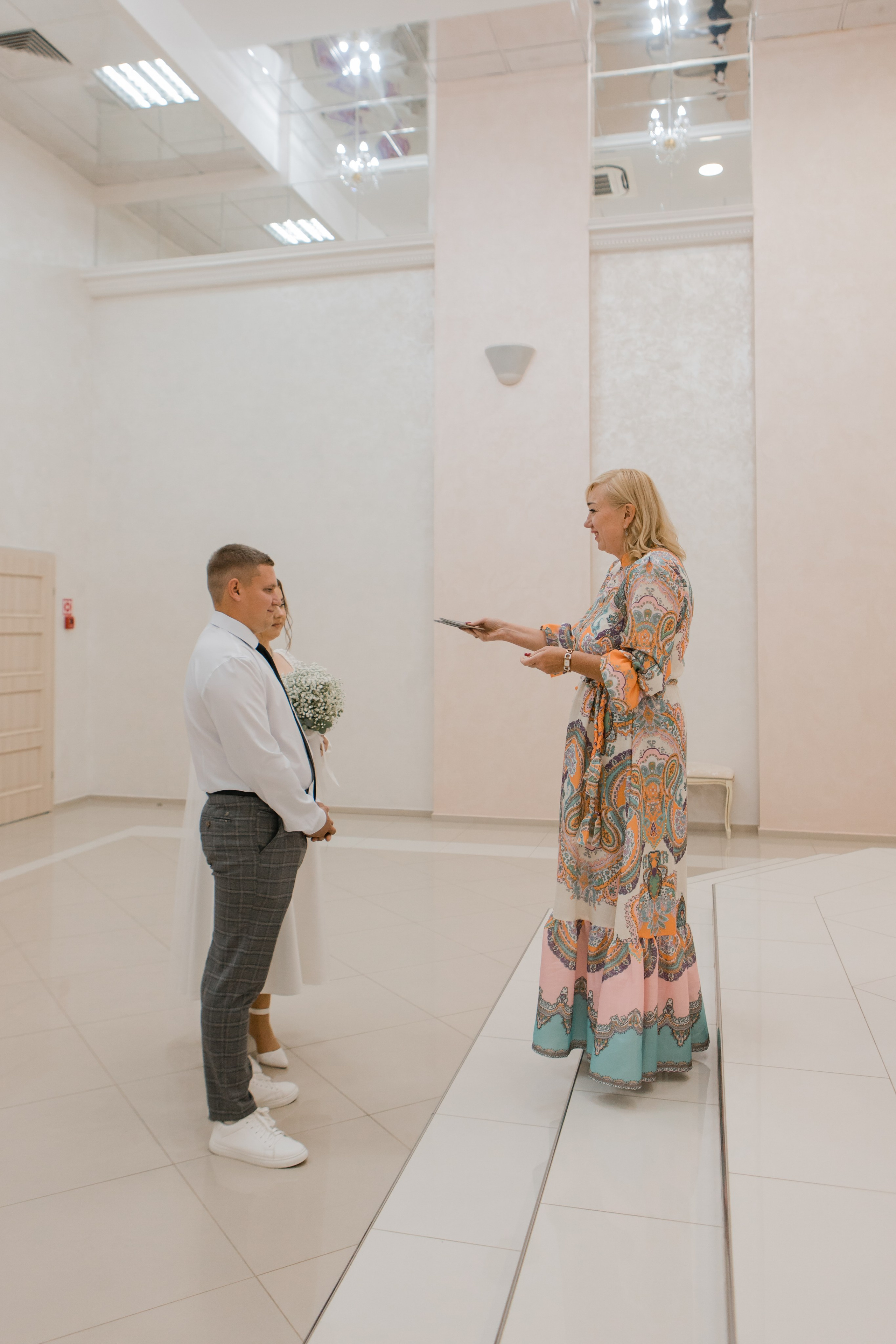 Отдел ЗАГС Администрации Московского района. Видеосъемка и фотосъемка свадеб. Фотограф и оператор на свадьбу. Видеосъемка подкастов, собственная видео-фотостудии. Предметная фотосъемка