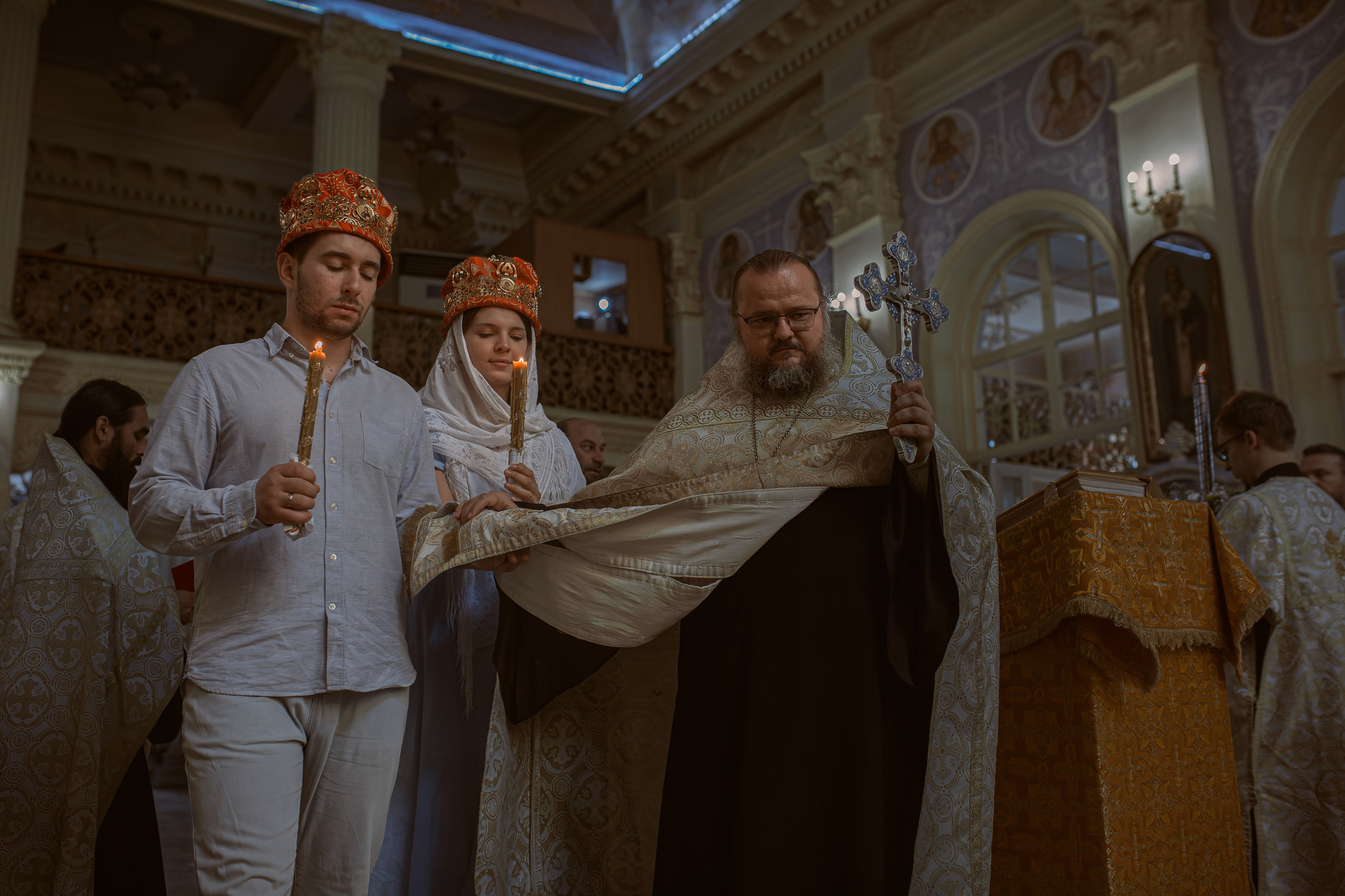 Иеромонах Михаил (Столяров) клирик Успенского кафедрального собора Ташкента на таинстве Венчания