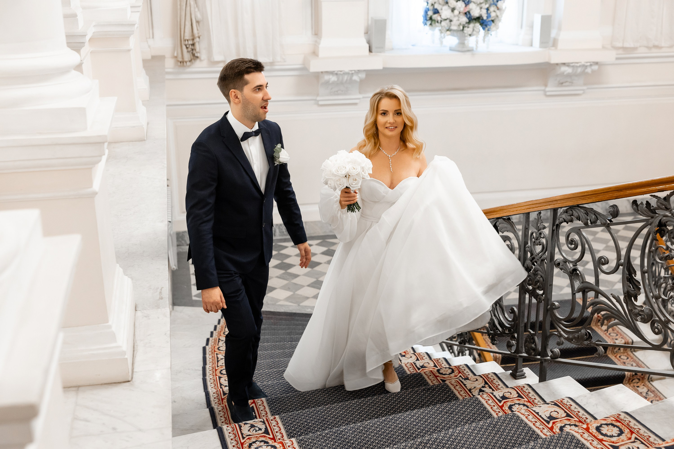 Молодожены поднимаются по парадной лестнице во дворце бракосочетания №2 в Санкт-Петербурге