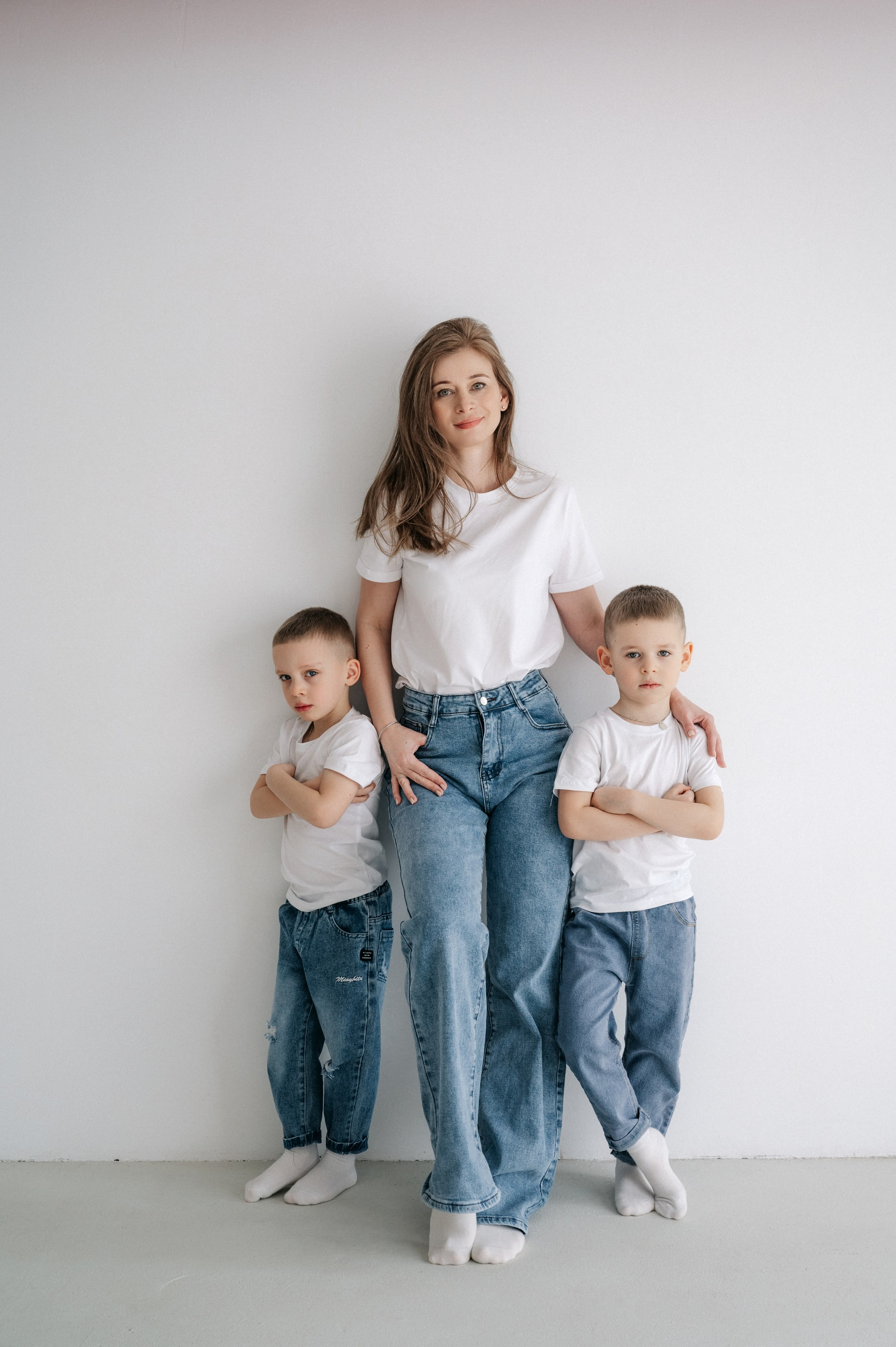 Семейная фотосессия мамы с сыновьями в фотостудии в Королёве. Свадебный и семейный фотограф Виктория Носачёва. Щелково, Москва и МО