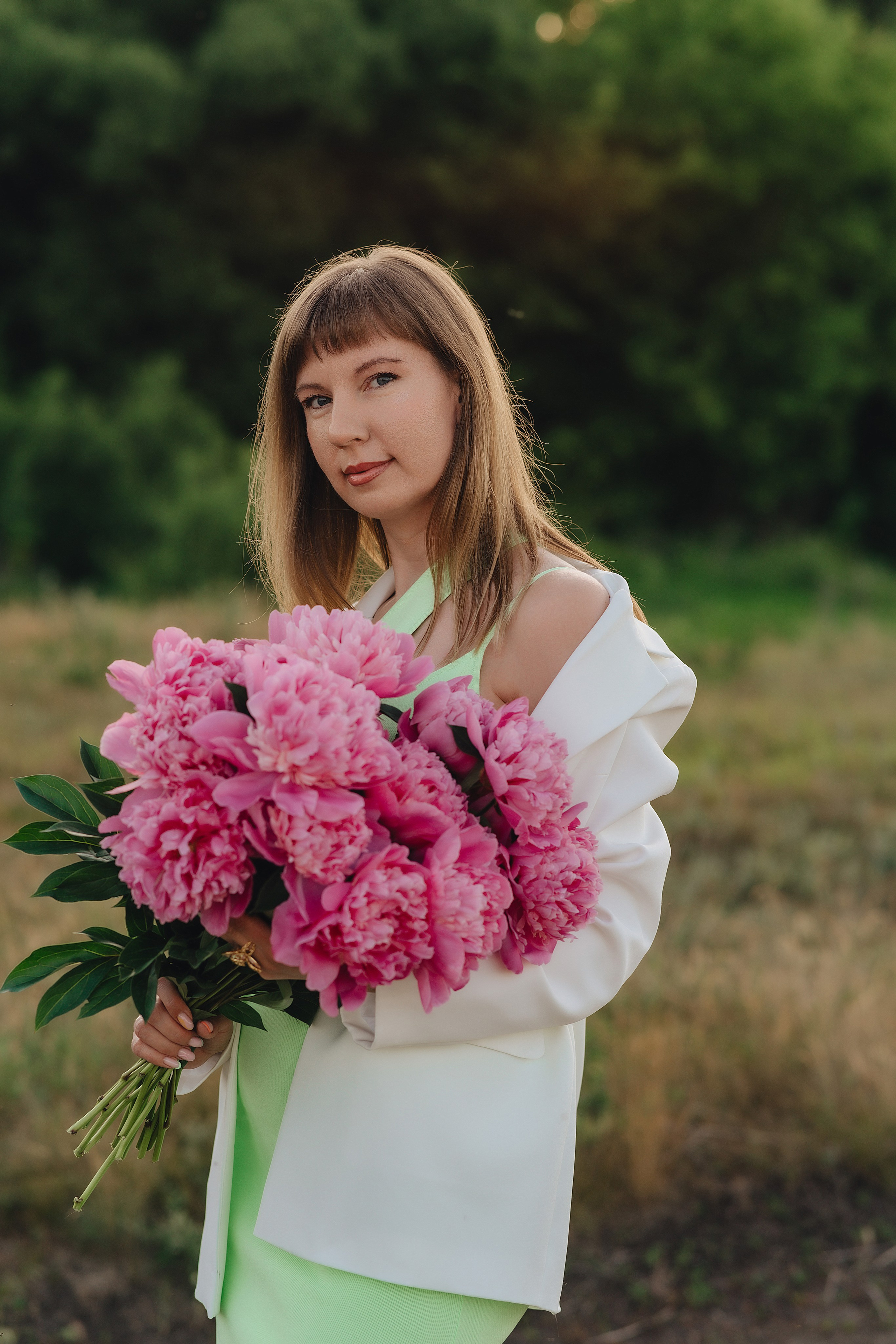 Анастасия | Съемка на закате с букетом пионов. Фотограф Карина Шмулёва. Воронеж и область