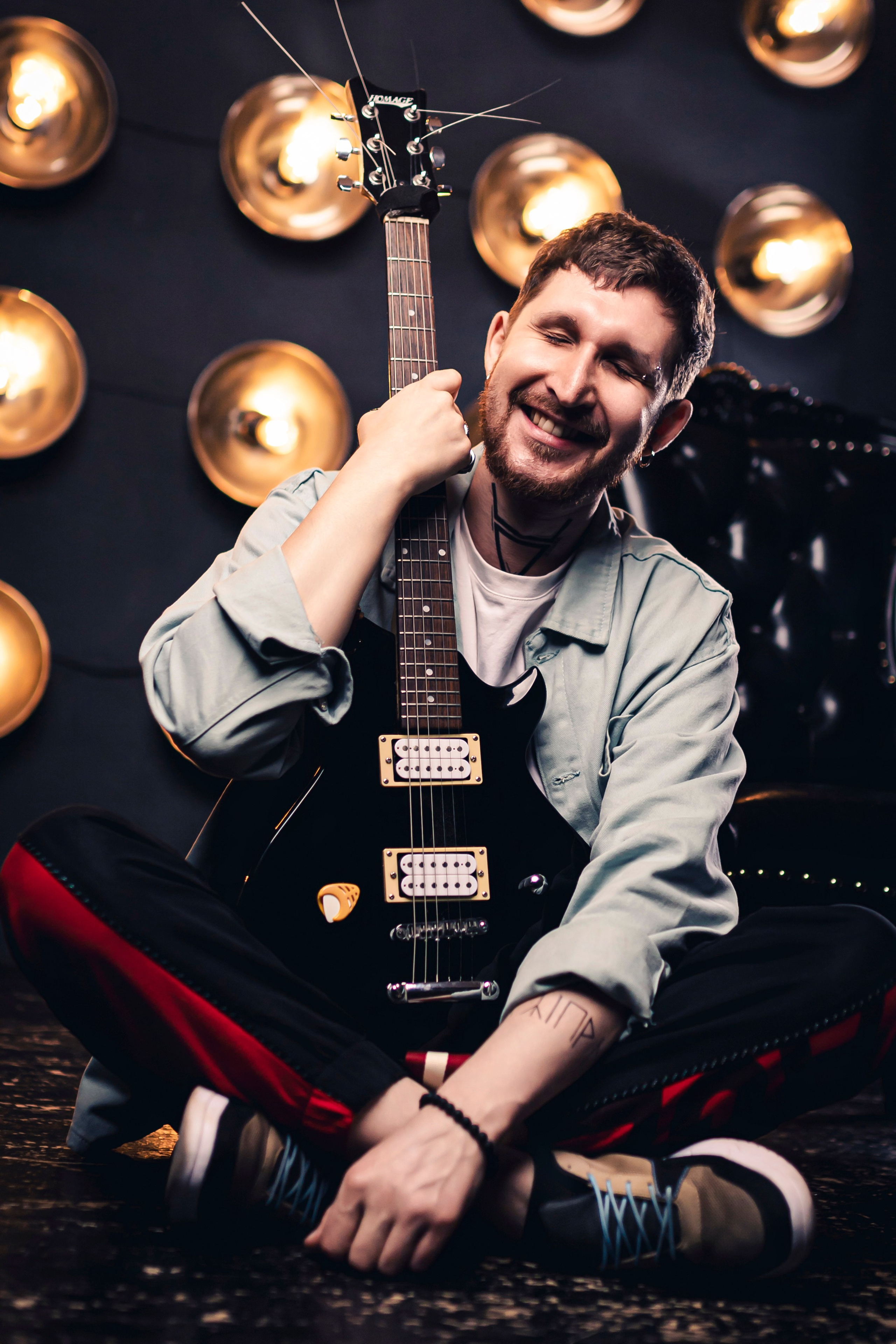 фотосессия с гитарой в фотостудии 