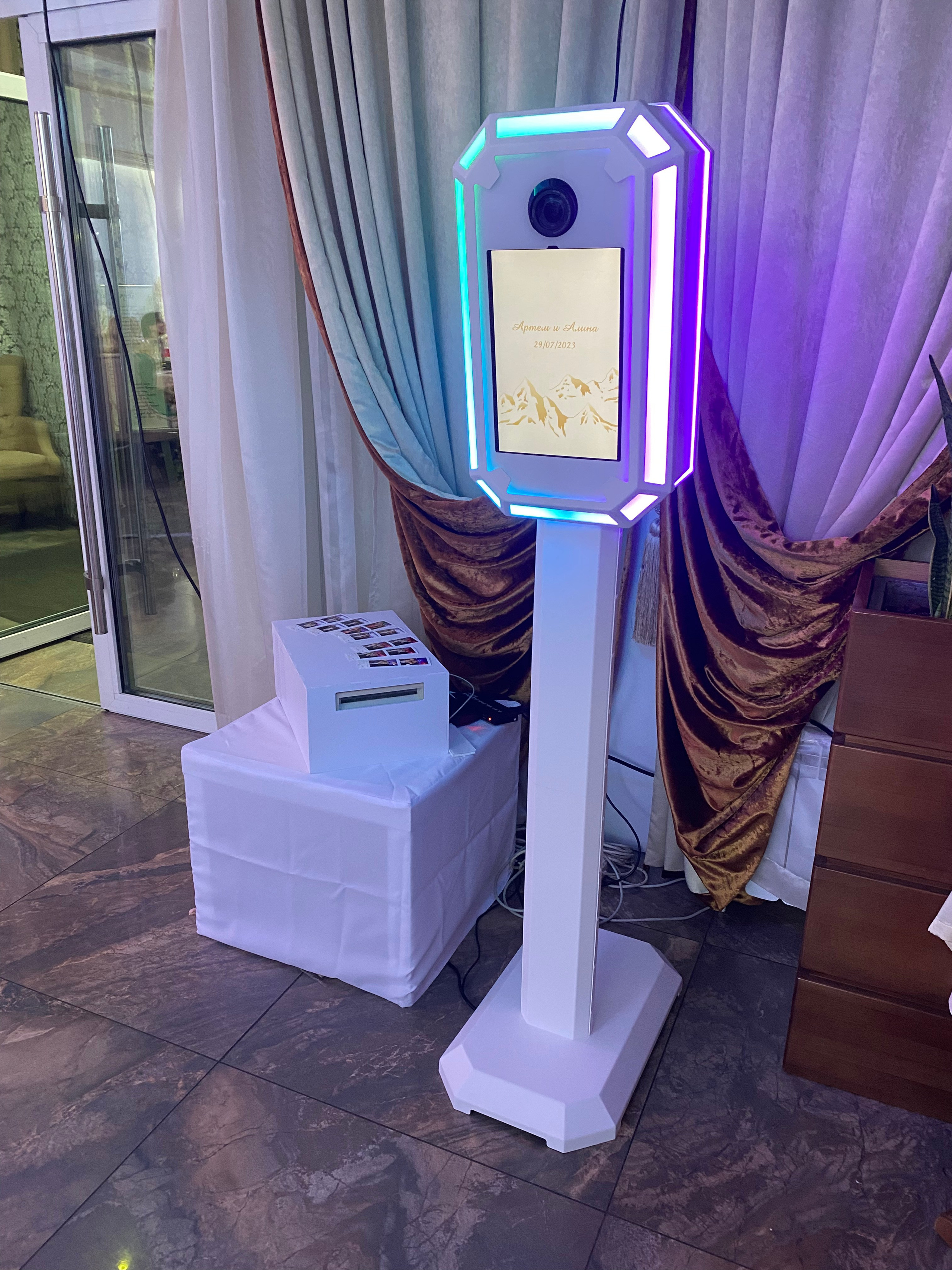 Фото-видео стойка Миксап (фотобудка нового поколения). Инсталаб Краснодар фото и видео интерактивы на ваше мероприятие